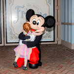 Read more about the article Disneyland Hugs Return: Mickey Mouse Embraces Guests After Covid Ban