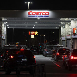 Read more about the article U.S. Gas Prices Hit $4 a Gallon on Average