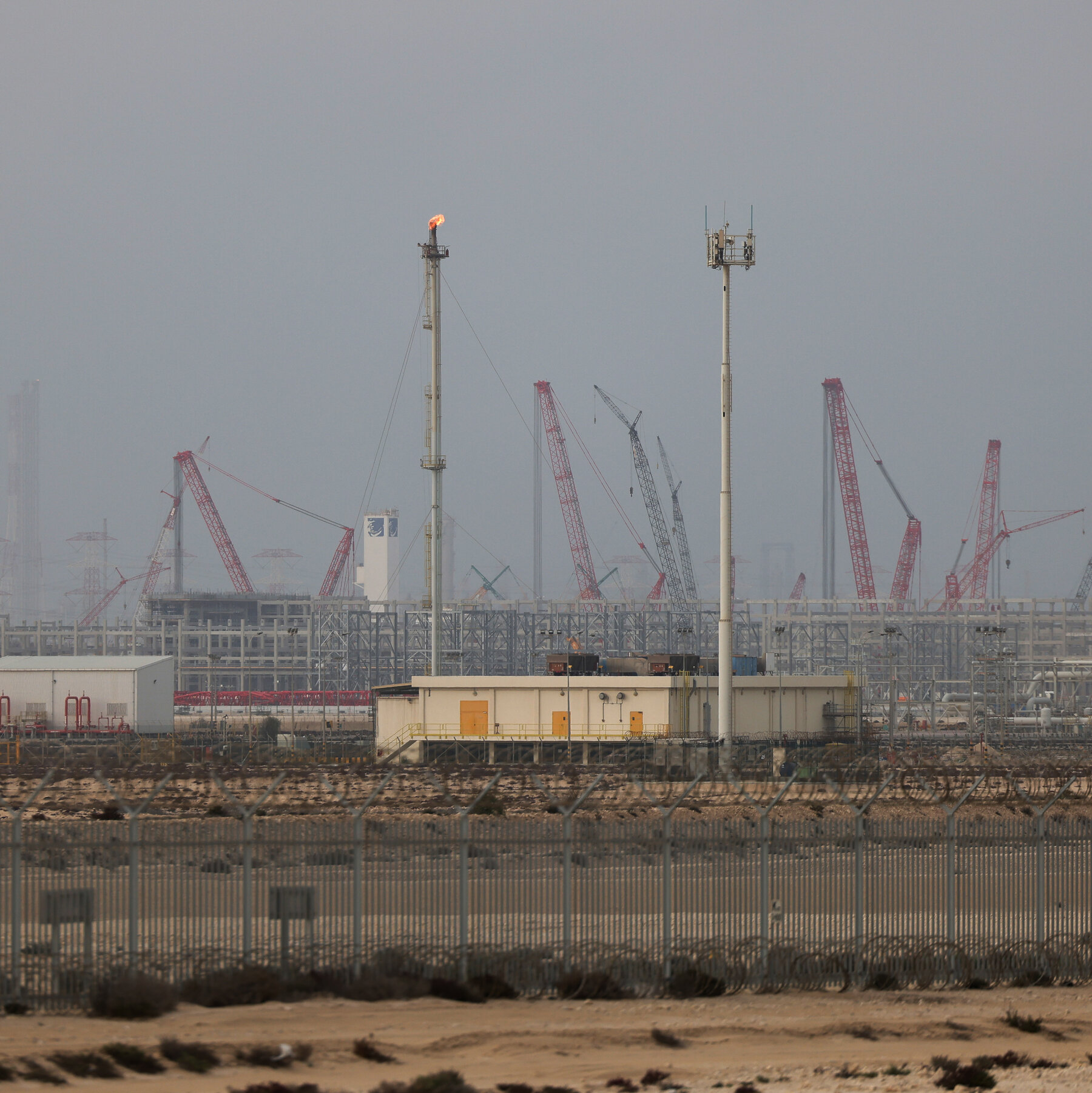 You are currently viewing Aluminium, Helium and Sulfur: The Iran War Is Affecting More Than Oil