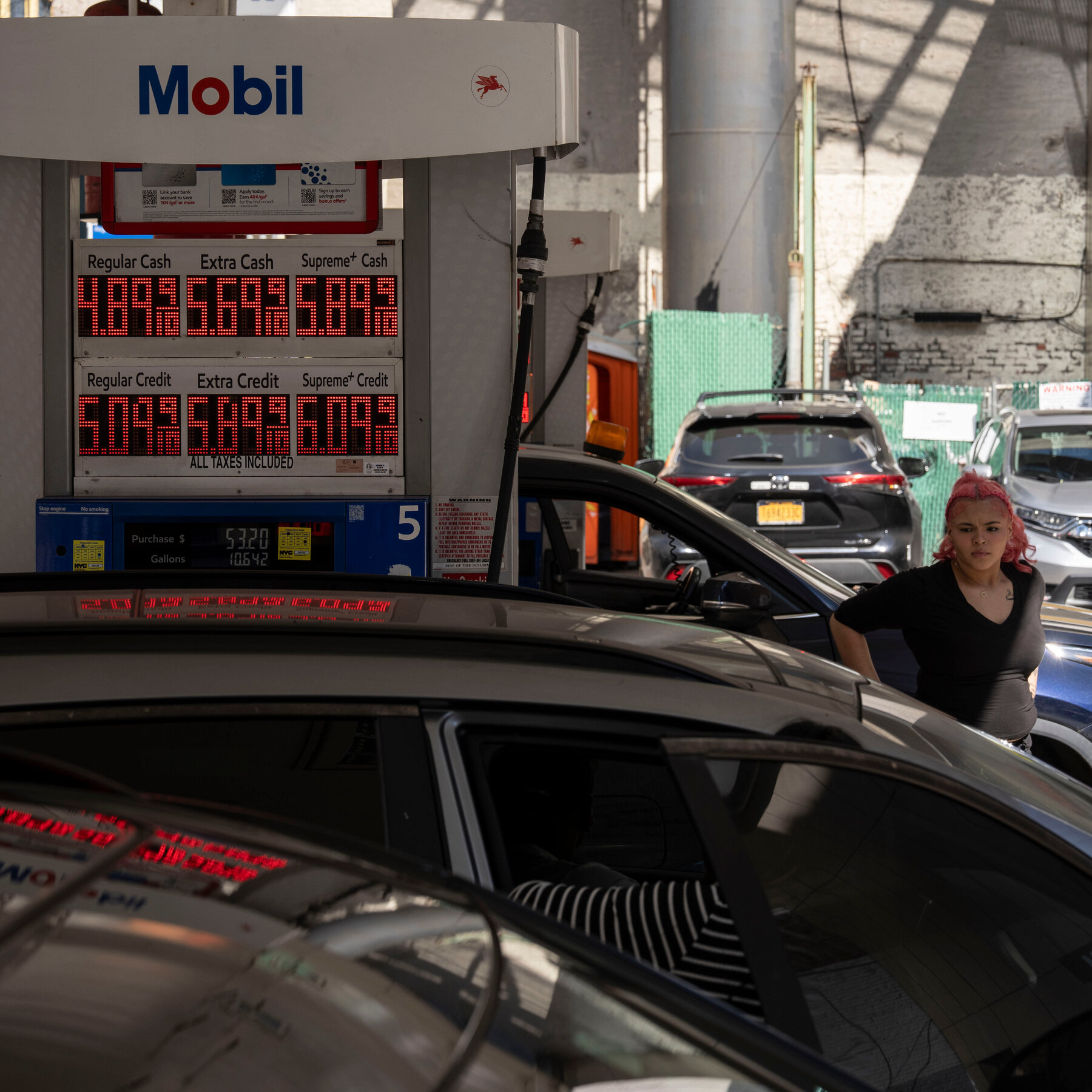 You are currently viewing U.S. Gas Prices Jump for 11th Straight Day, and Oil Pushes Higher