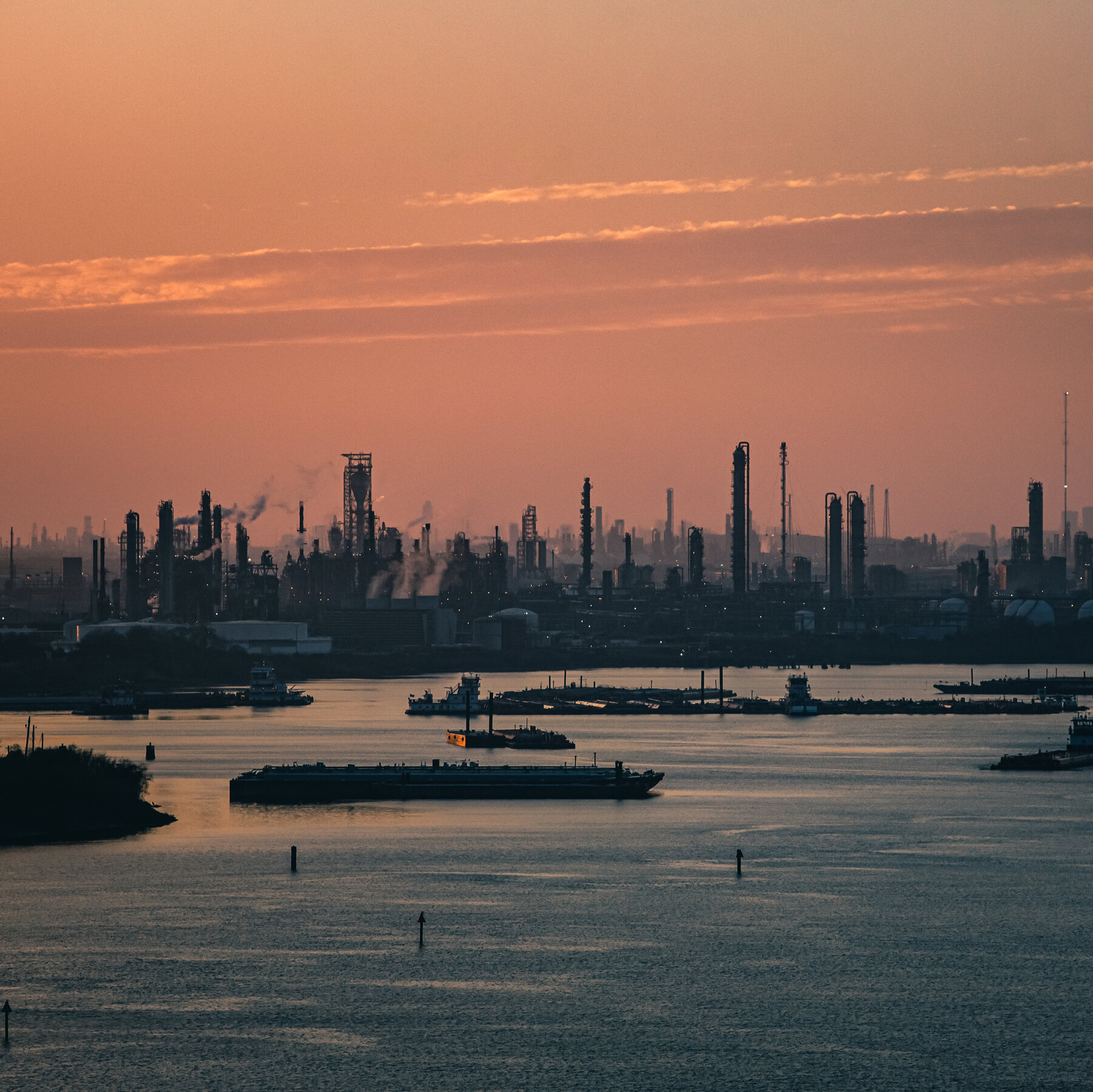 You are currently viewing U.S. Suspends Oil Shipping Rules to Ease Gas Price Pressures