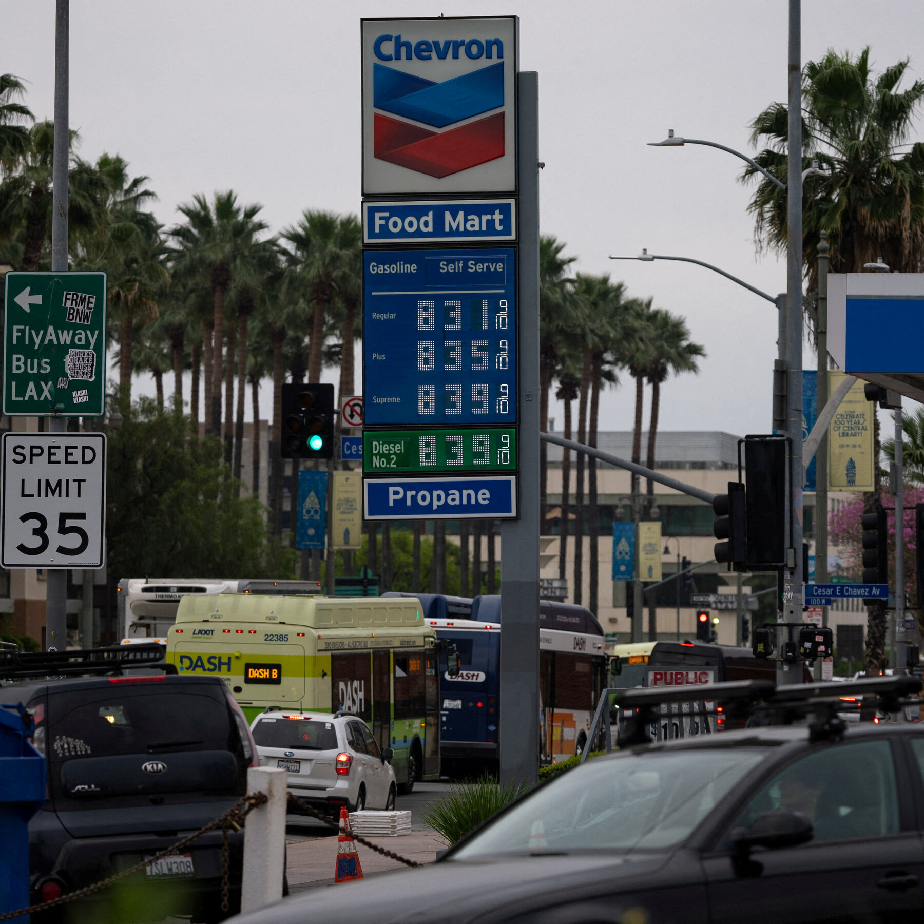 Read more about the article Oil Prices Barely Budge After Trump Lifts Russia Sanctions