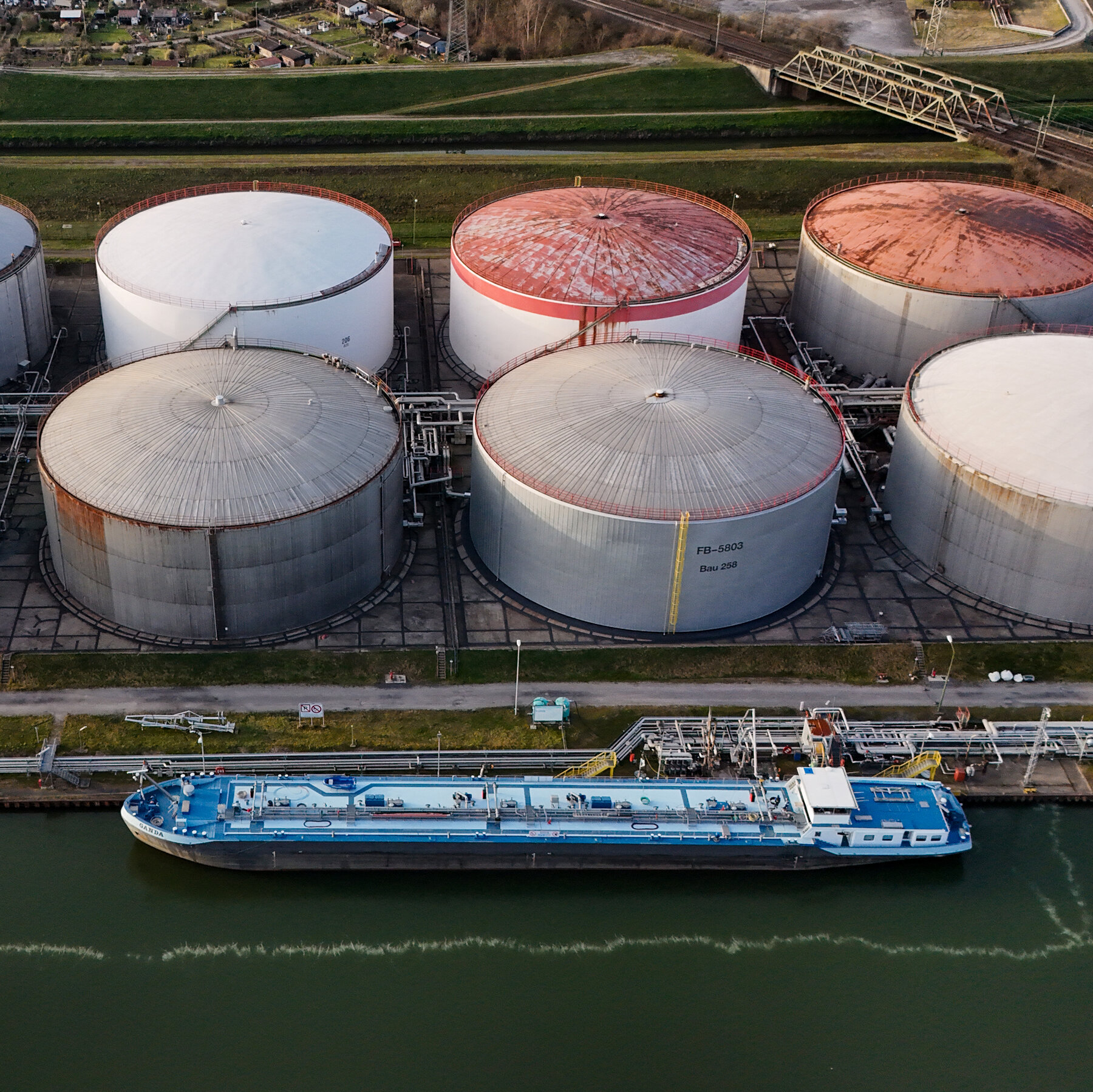 You are currently viewing Oil Tops $106 a Barrel as Worries Persist About Global Supplies