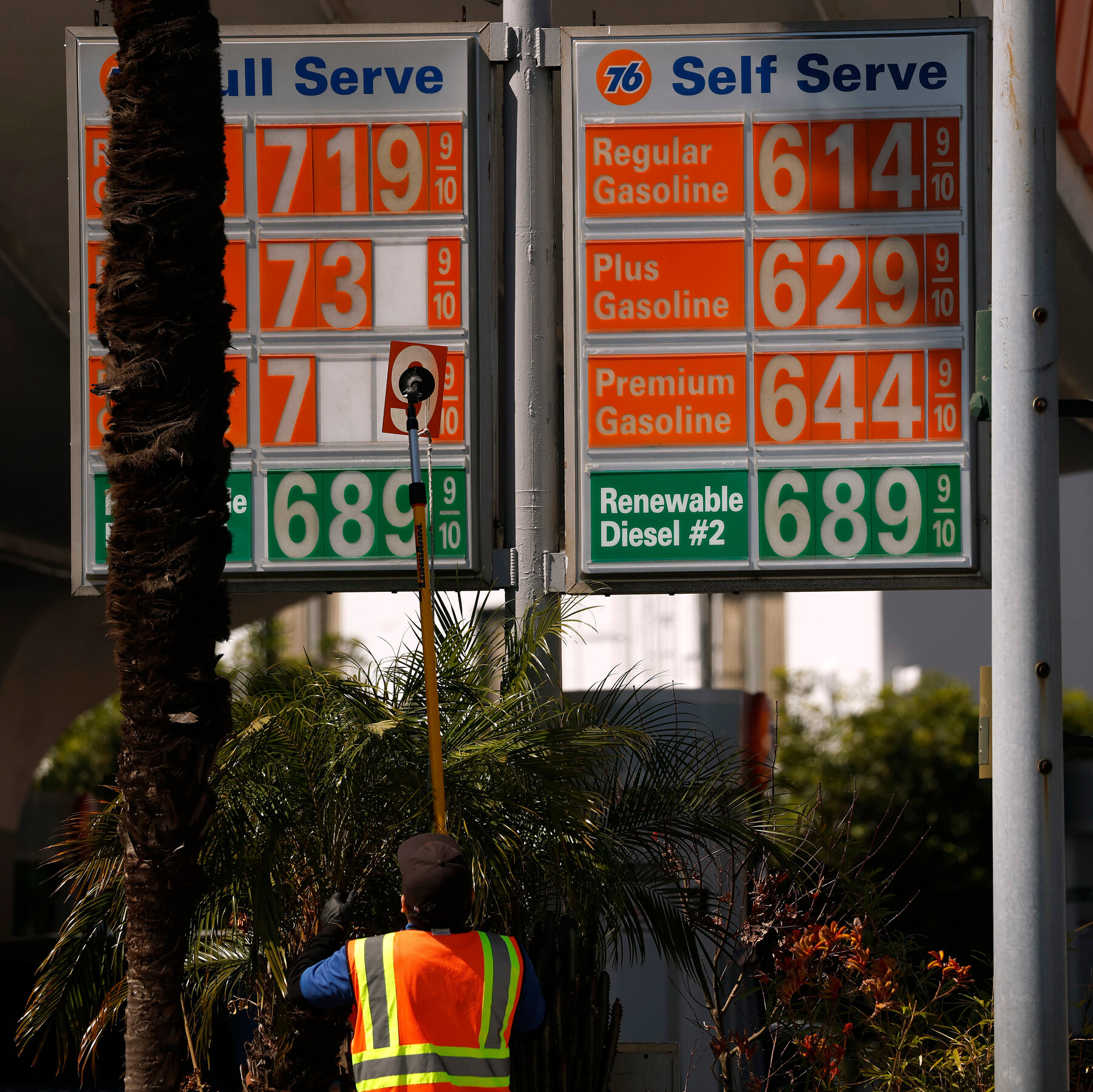 You are currently viewing With Iran War, Trump Risks Stepping on Gains From His Own Tax Cuts