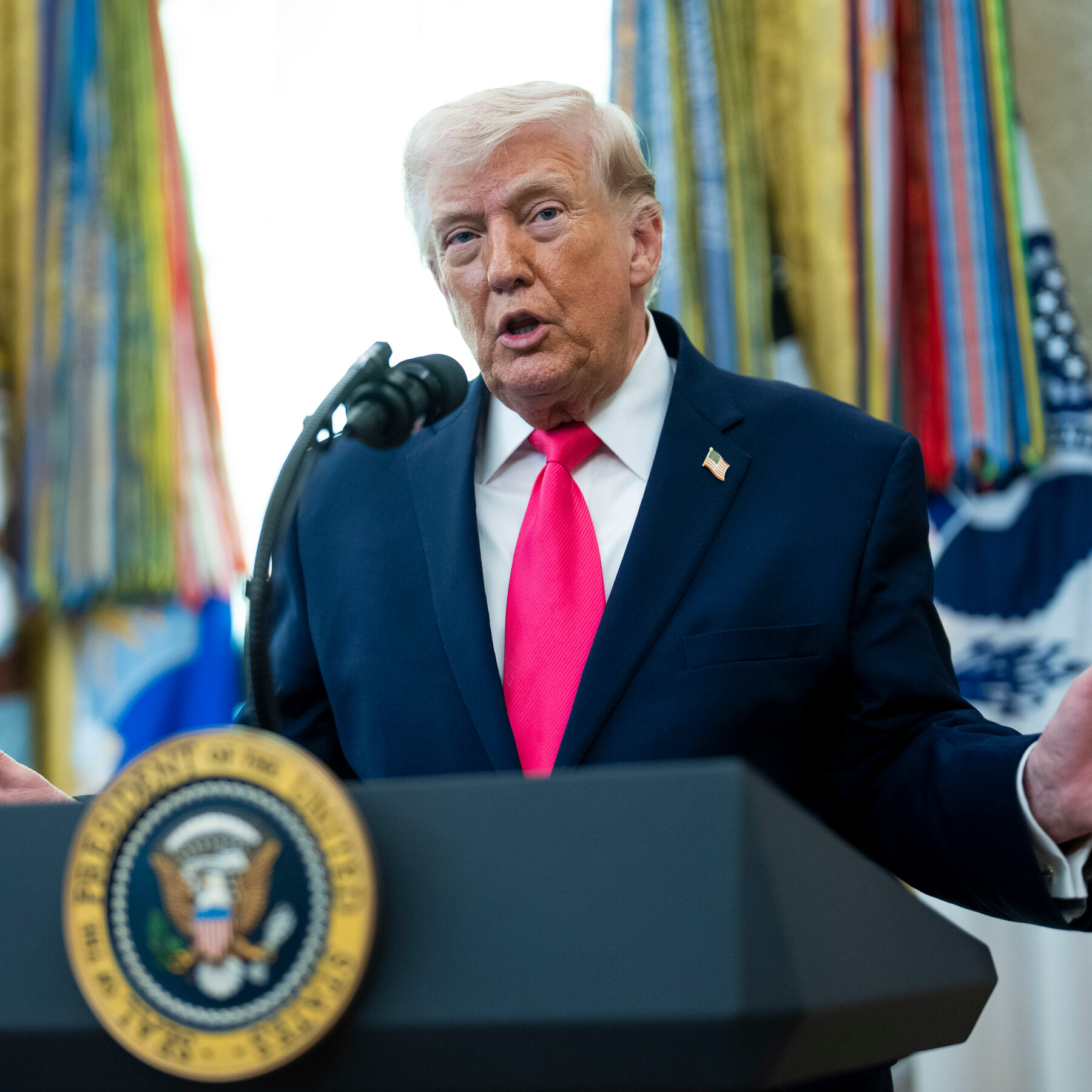 You are currently viewing Oil Prices Tumble 6% as Trump Shows Eagerness to Talk to Iran