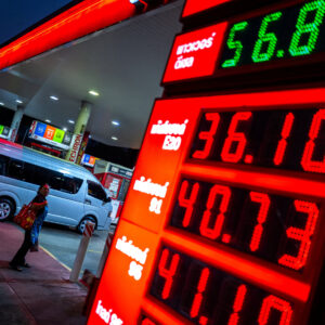 Read more about the article Stocks Sink and Oil Dips After Trump Delays Threat to Bomb Iran