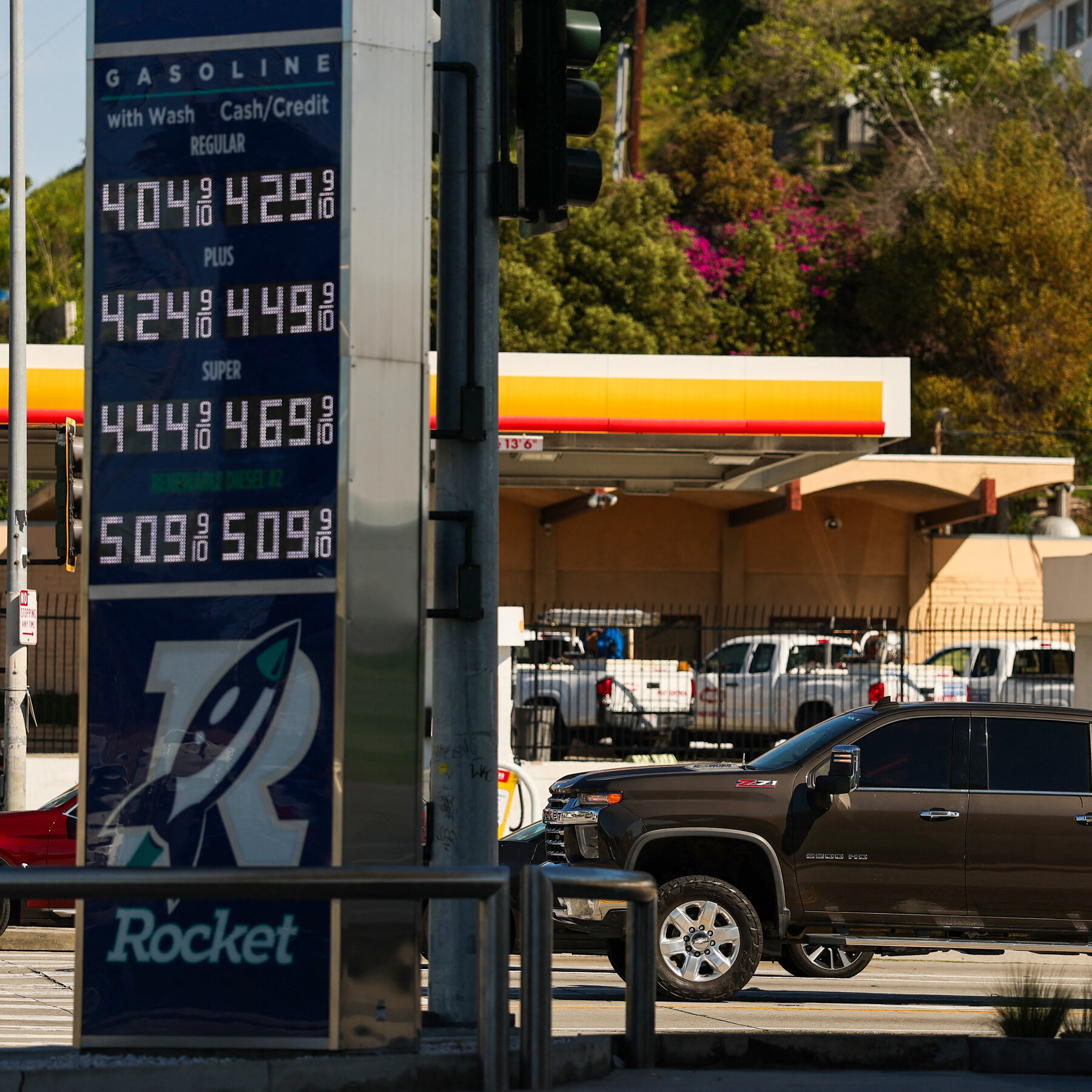You are currently viewing U.S. Gas Prices, Up 11% in a Week, Pile Pressure on Trump