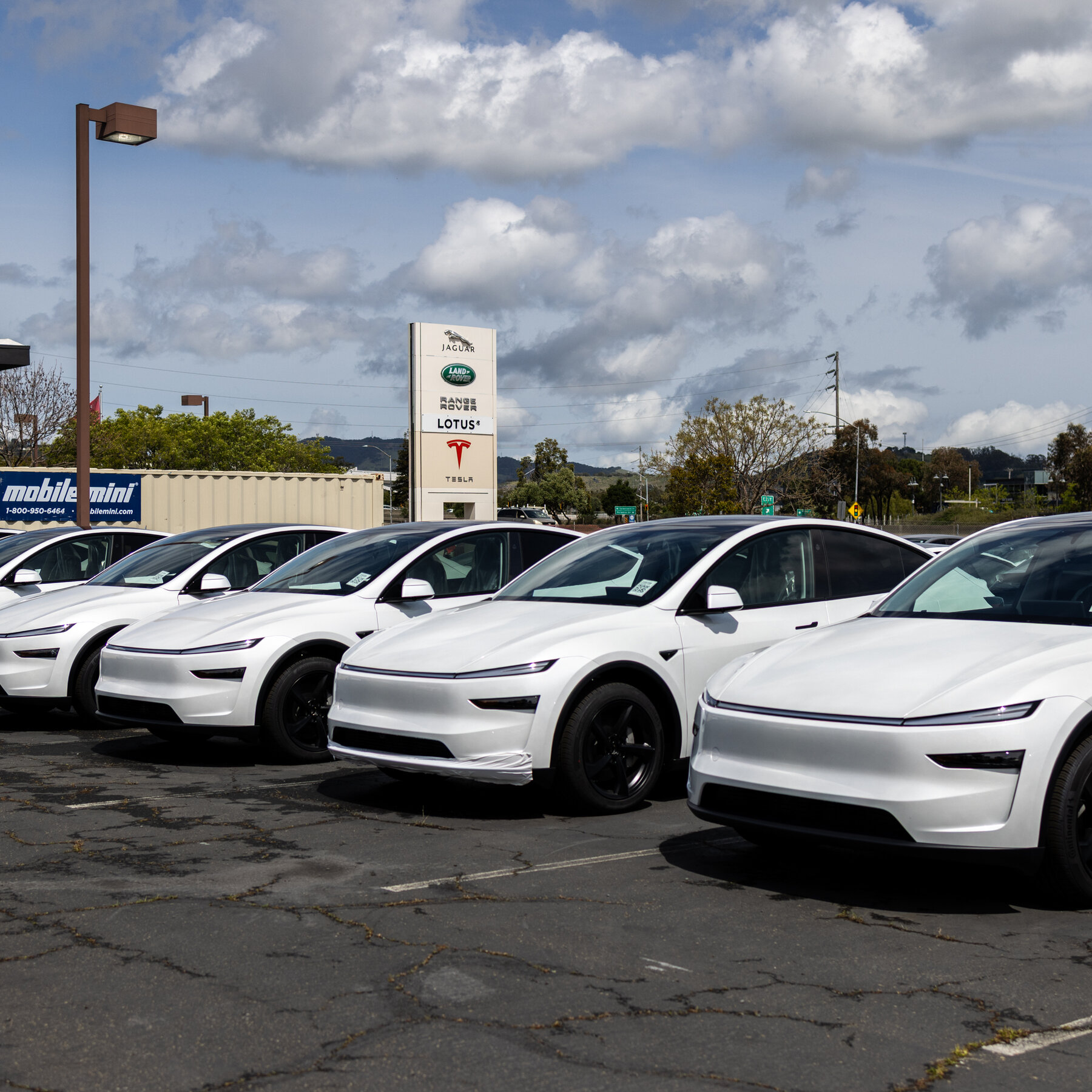 You are currently viewing Tesla Sales Rise as $4-a-Gallon Gas Revives Interest in E.V.s