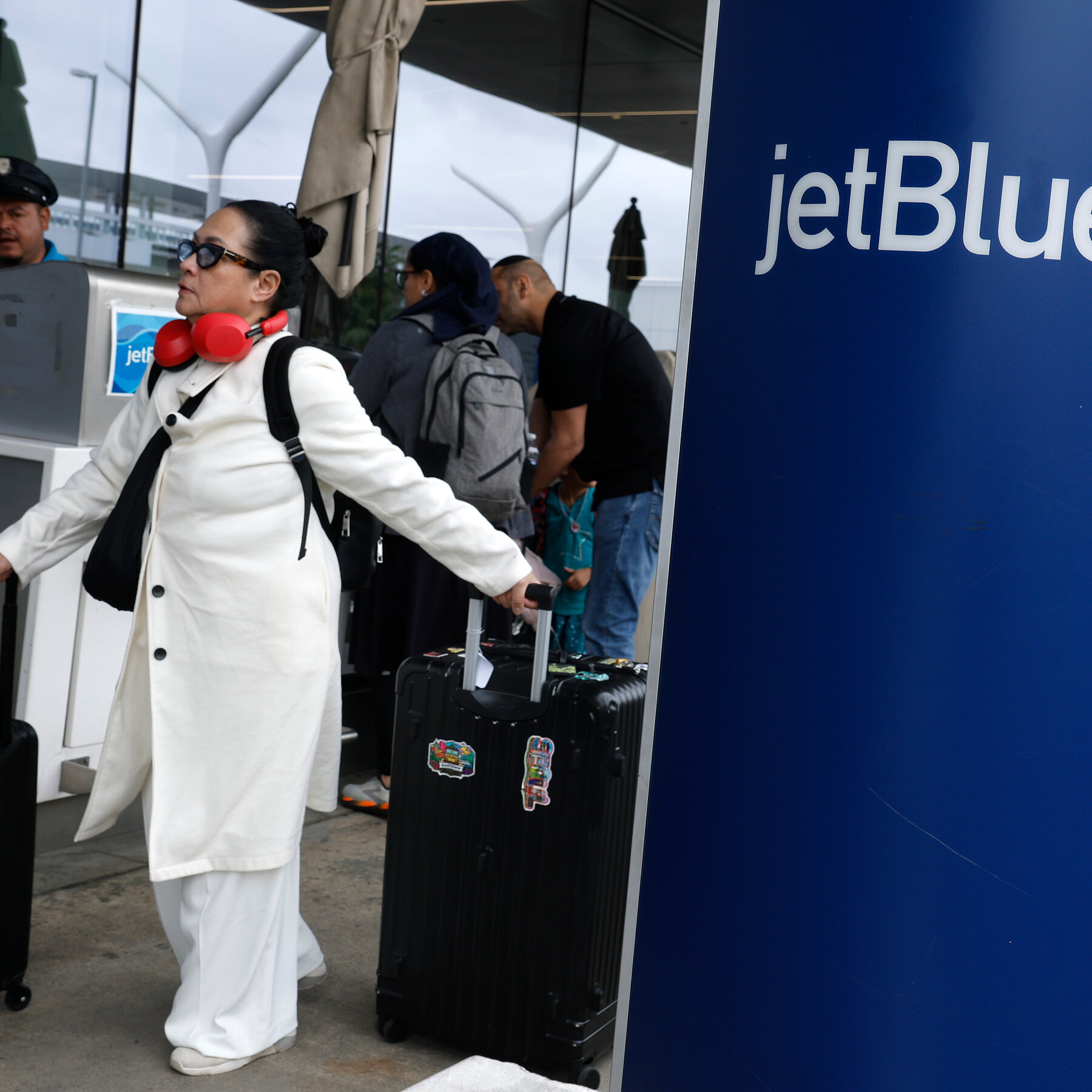 You are currently viewing JetBlue Raises Checked Bag Fees as Fuel Costs Soar