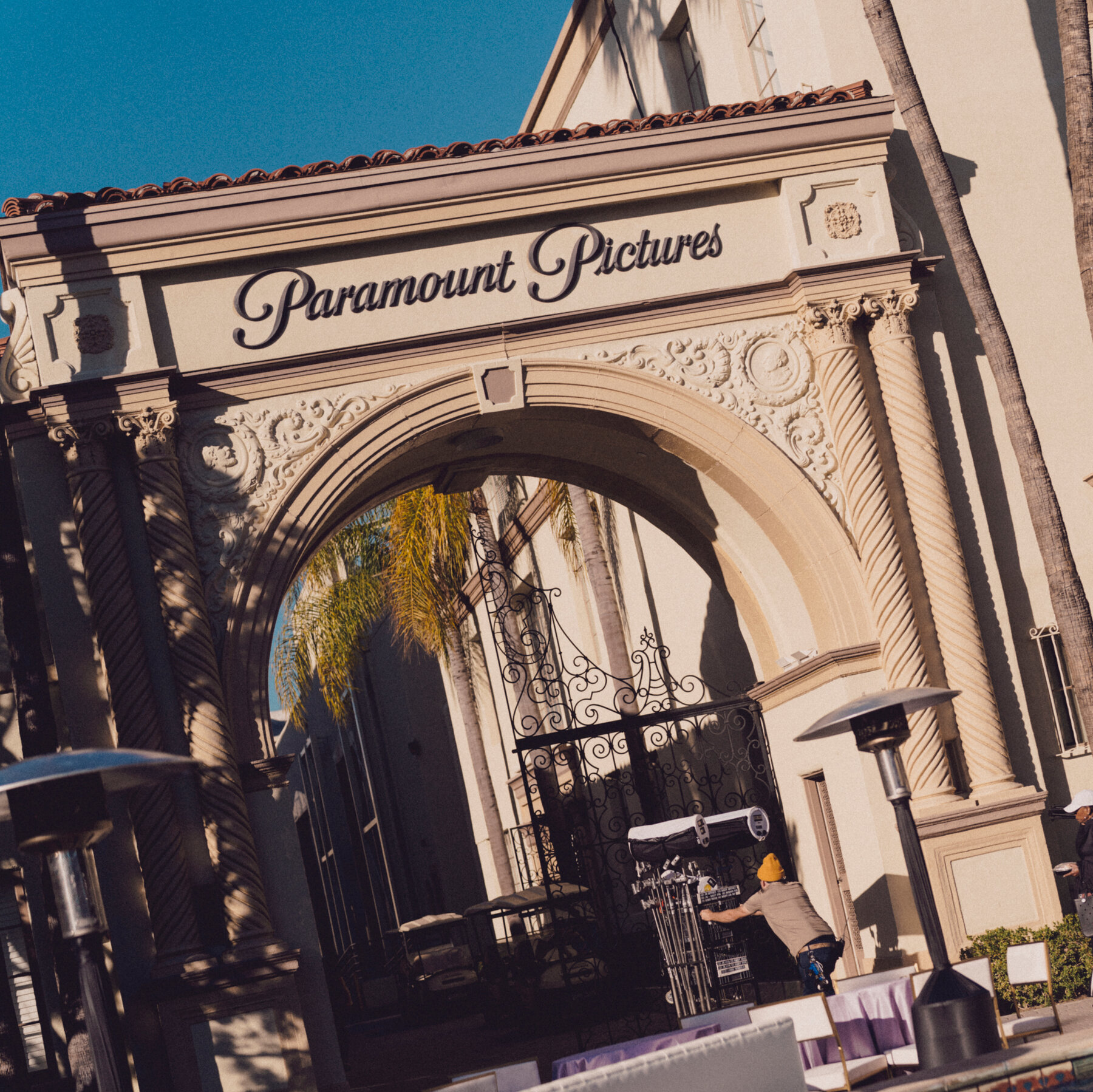 You are currently viewing Gulf Backers Invest $24 Billion in Paramount’s Deal for Warner Bros.