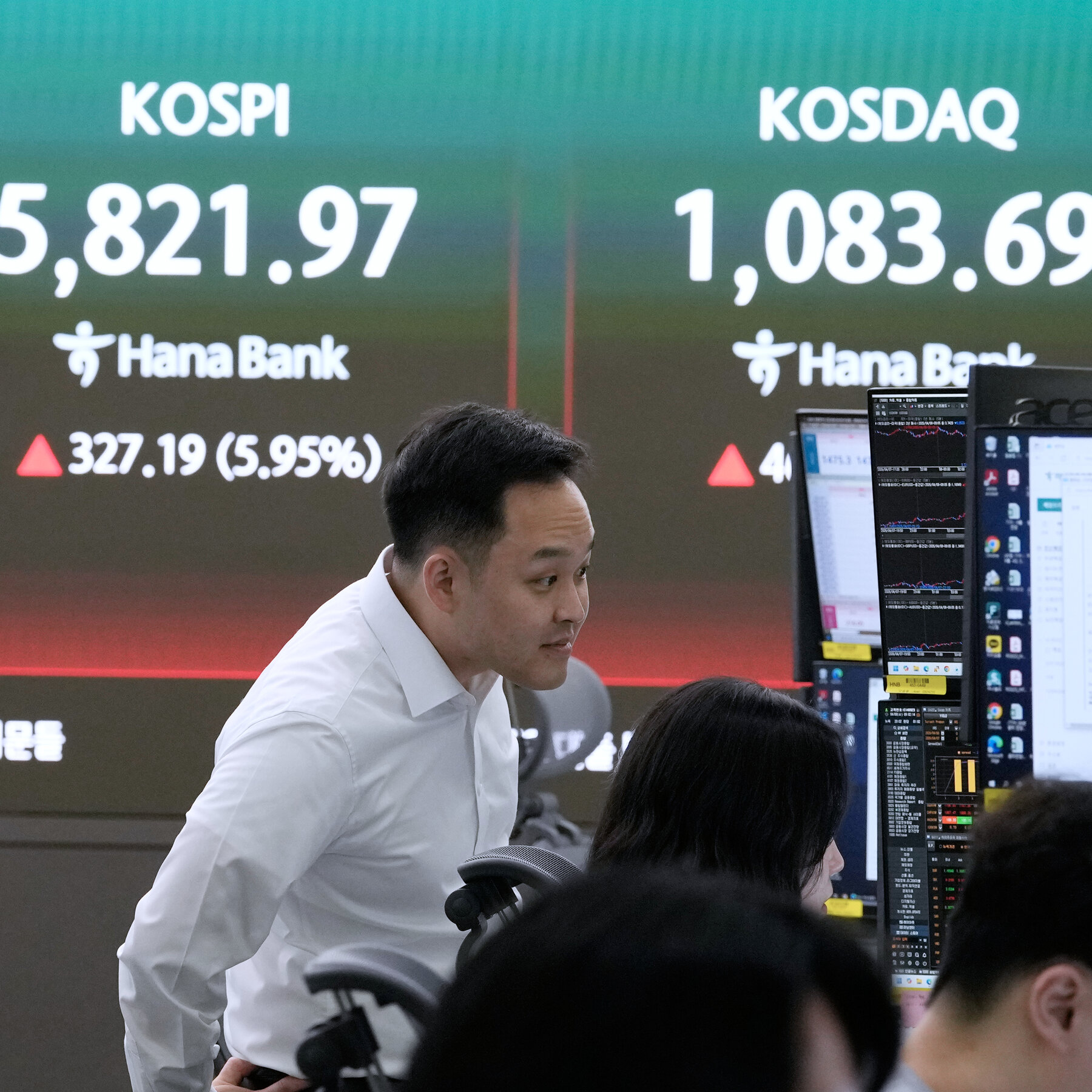 You are currently viewing Oil Prices Plunge and Stocks Surge After Cease-Fire Deal