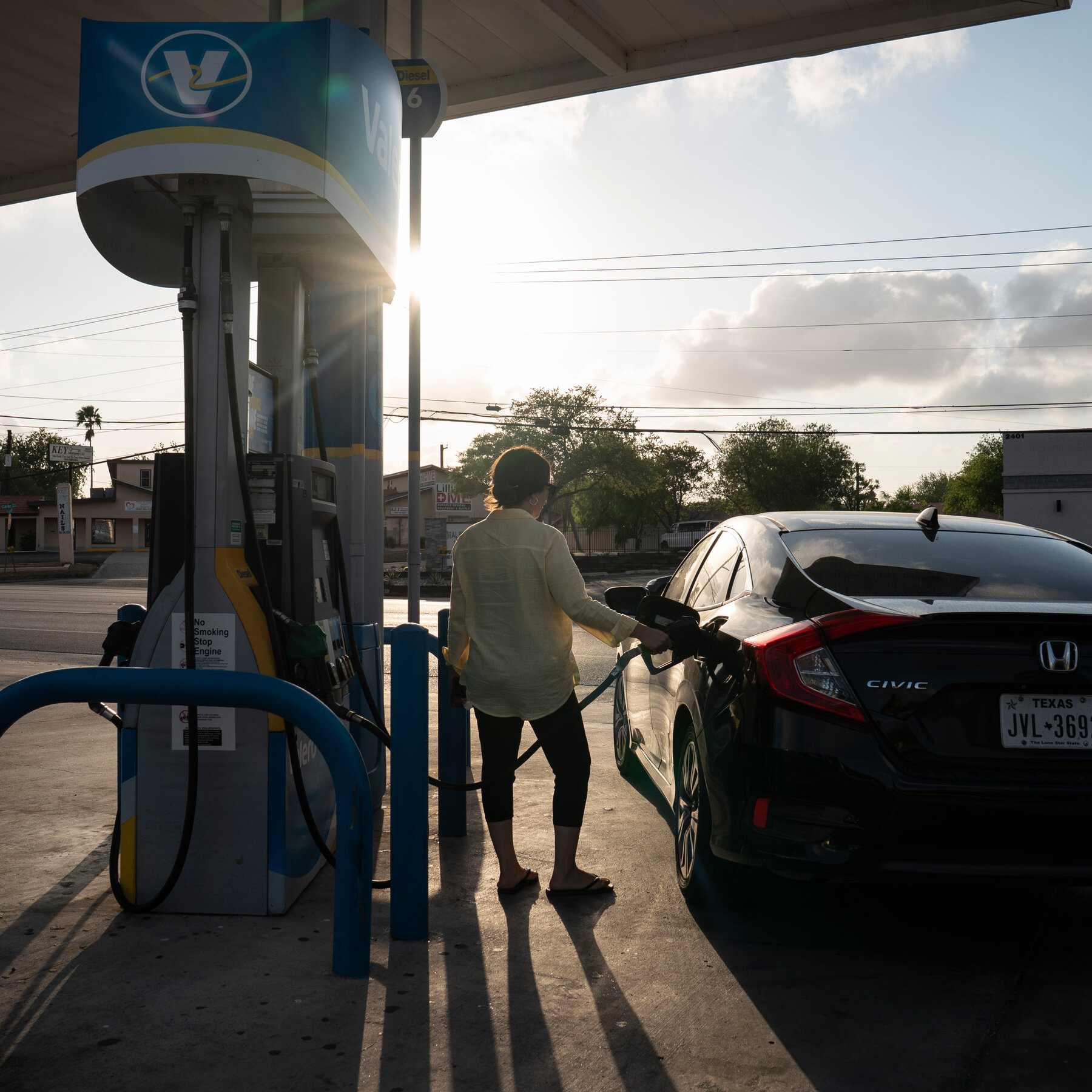 You are currently viewing Why Gas Prices Won’t Fall as Quickly as Oil Prices