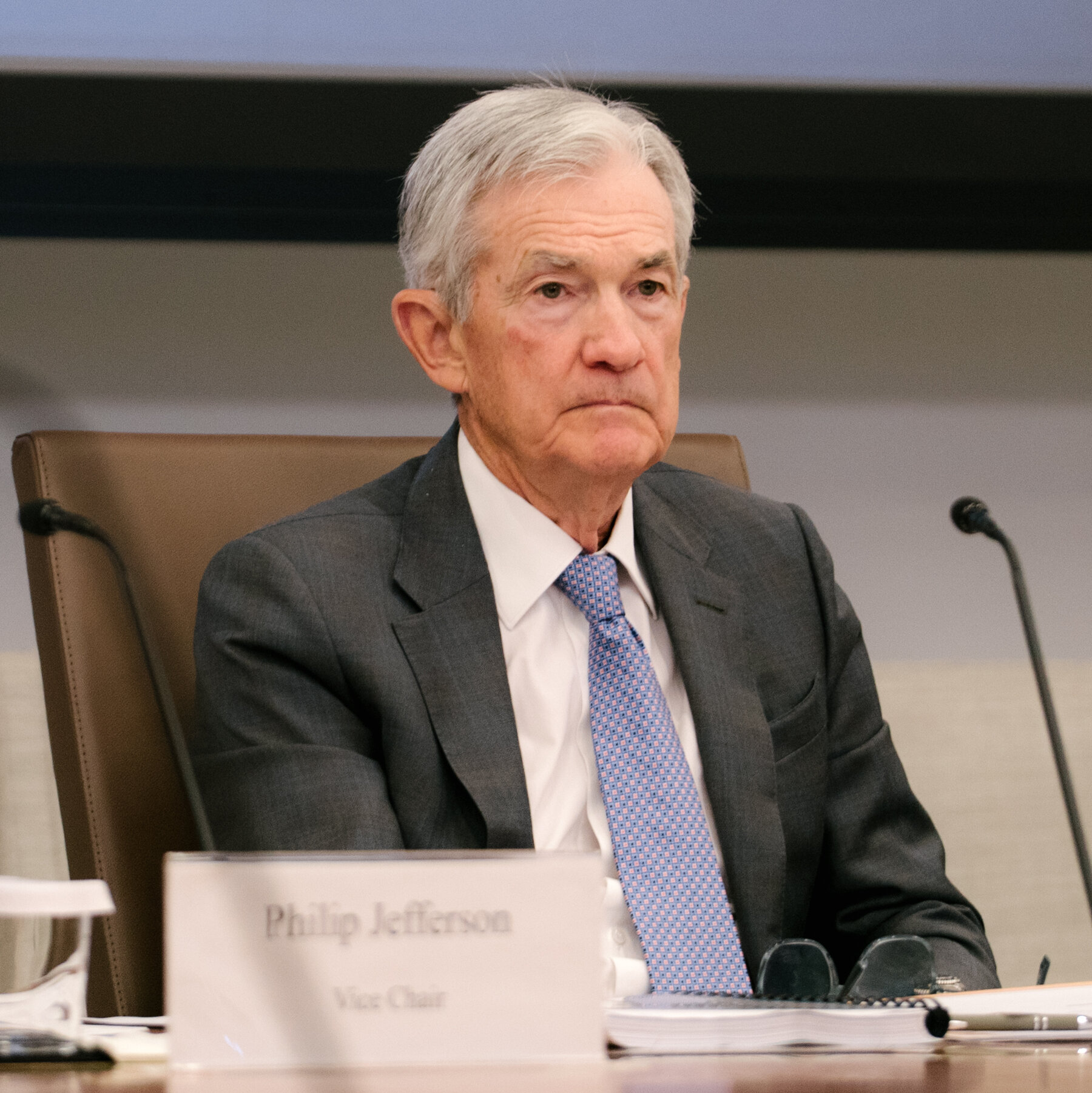 You are currently viewing Fed Minutes Show Officials in No Rush to Cut as Iran War Scrambled Outlook