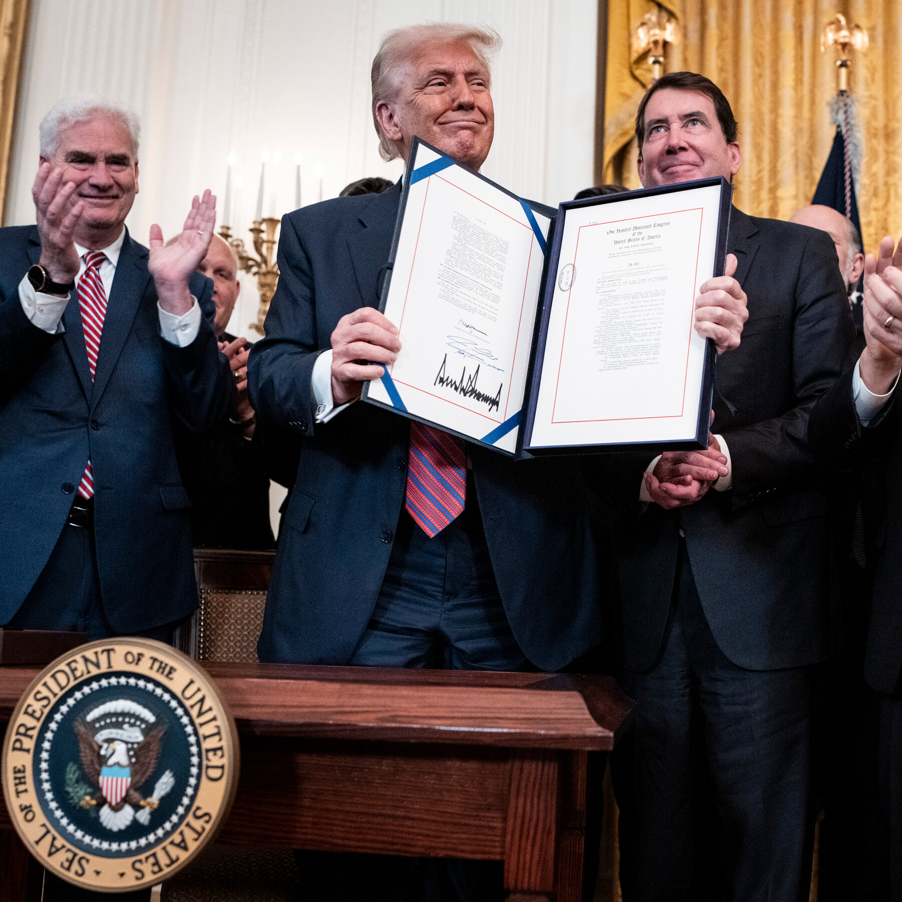 Read more about the article White House and Crypto Industry Fight Bank Lobby Over Stablecoin Income