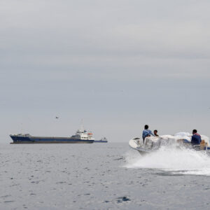 Read more about the article Shipping Companies Remain Reluctant to Sail Through Strait of Hormuz