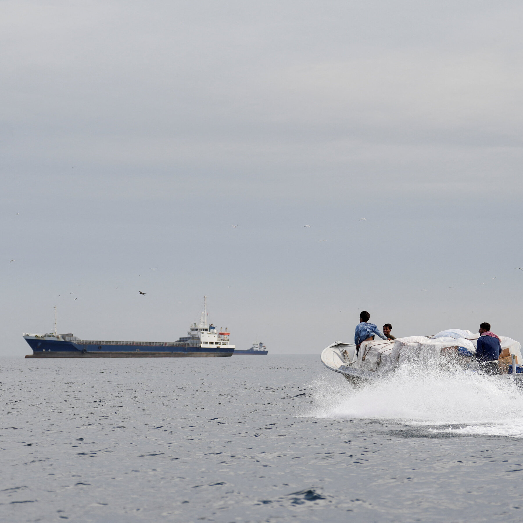 You are currently viewing Shipping Companies Remain Reluctant to Sail Through Strait of Hormuz