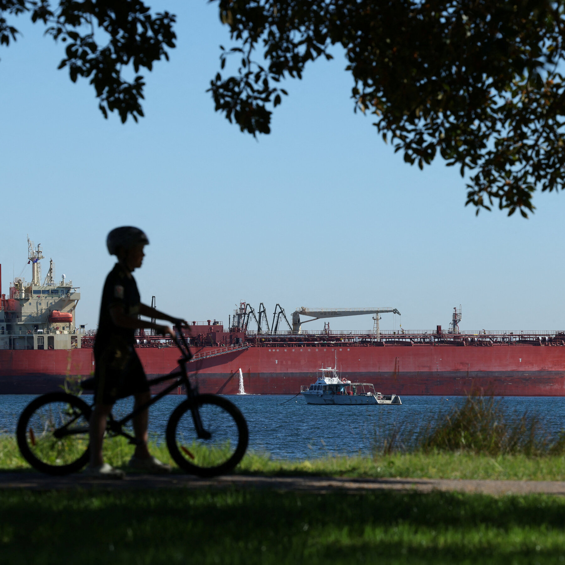 Read more about the article Oil Prices Recede and Stocks Gain as Investors Eye Peace Talks