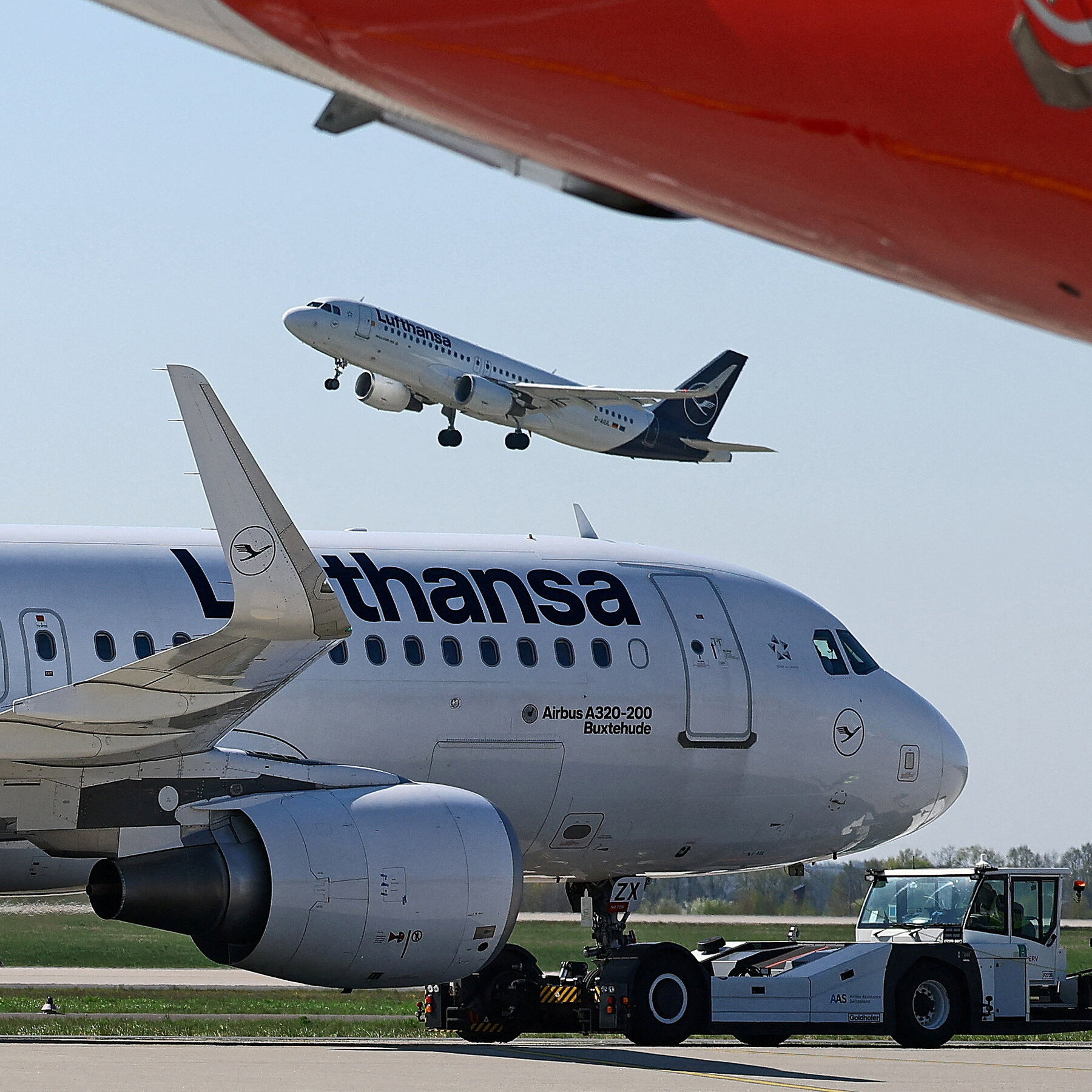 Read more about the article Lufthansa Cuts 20,000 Flights to Save Fuel Amid Iran War Price Surge