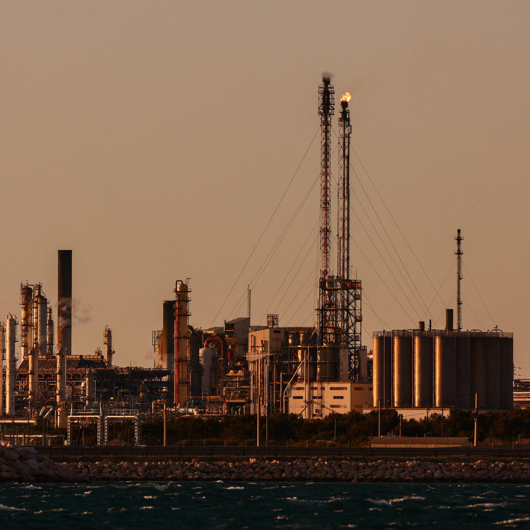 Read more about the article Oil Prices Creep Up as Investors Weigh Cease-Fire Extension