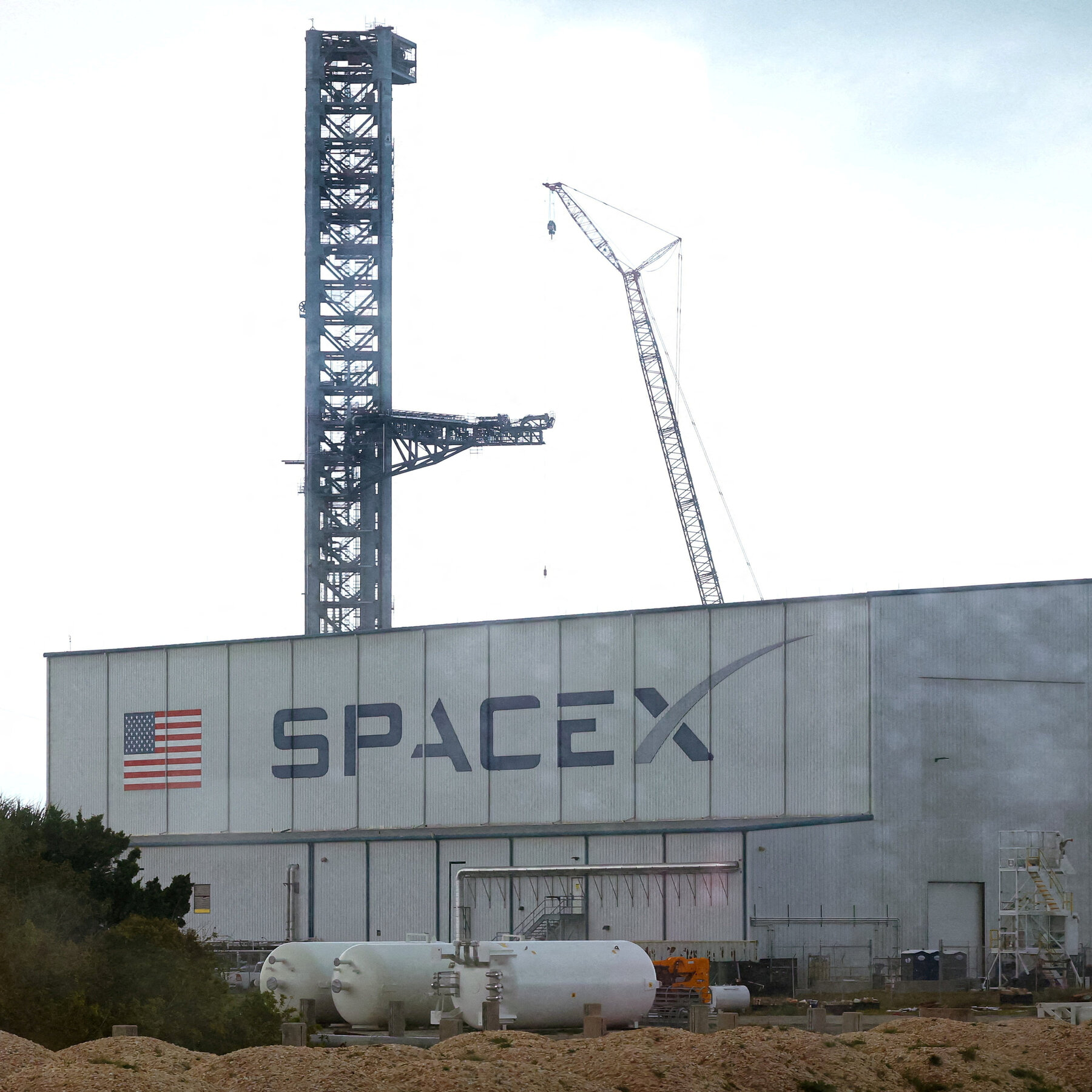 Read more about the article The Consequences of SpaceX’s Latest A.I. Moonshot