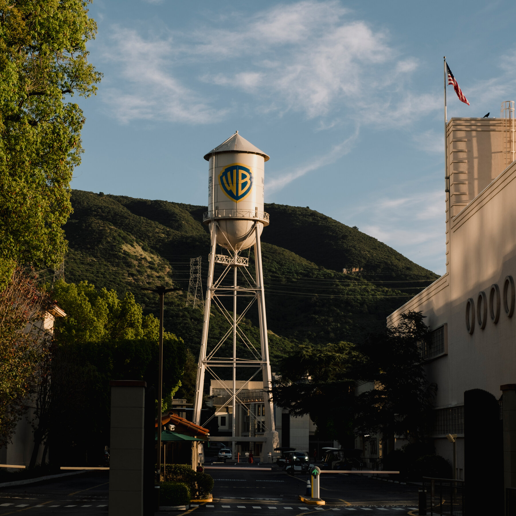 Read more about the article Warner Bros. Investors Approve Deal With Paramount
