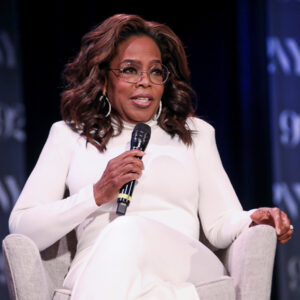 Read more about the article Oprah Winfrey Moves Her Podcast (and Books and Products) to Amazon