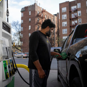 Read more about the article U.S. Gas Prices Climb Further as Effects of War Reverberate