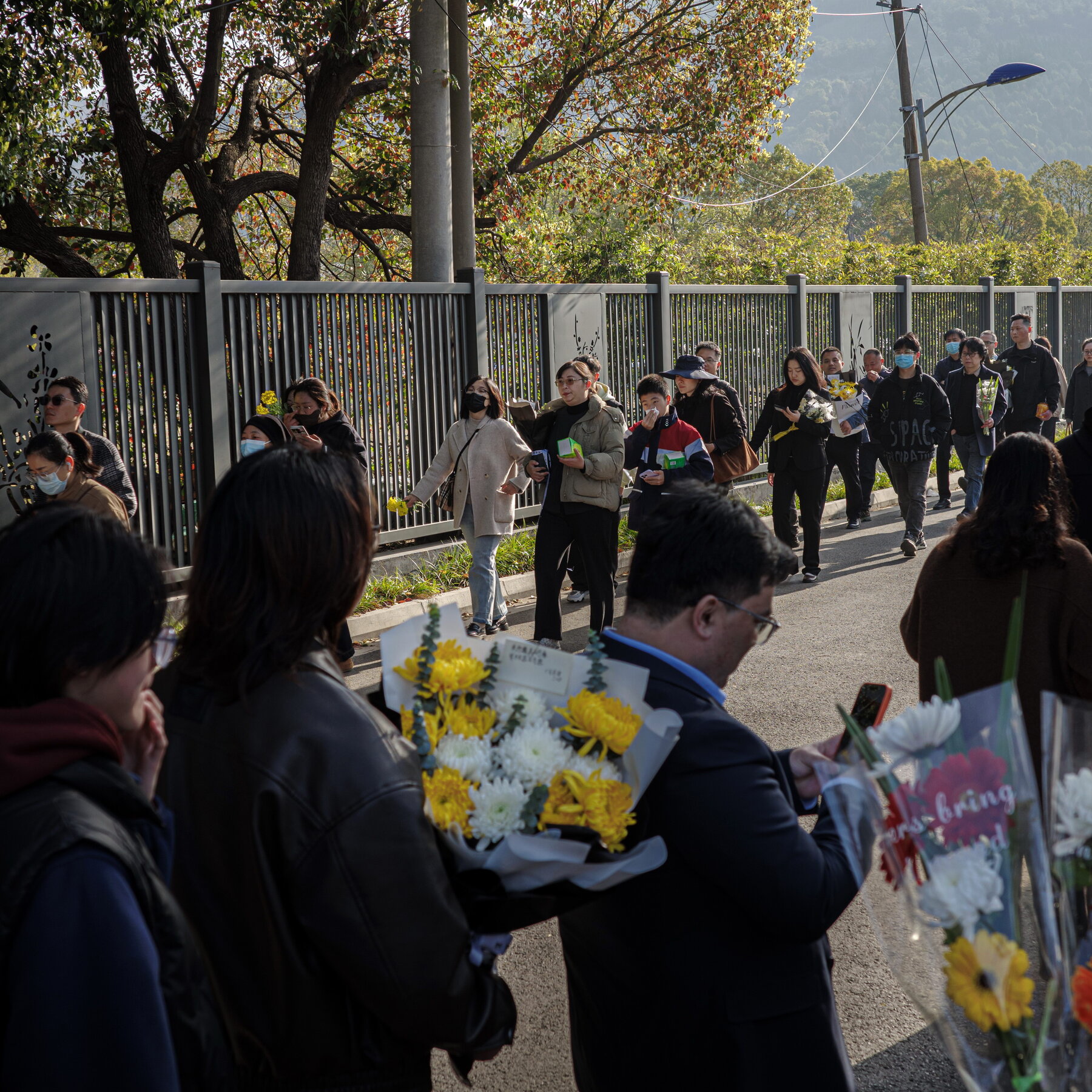 You are currently viewing China Mourned an Education Influencer. The Grief Was a Quiet Revolt.