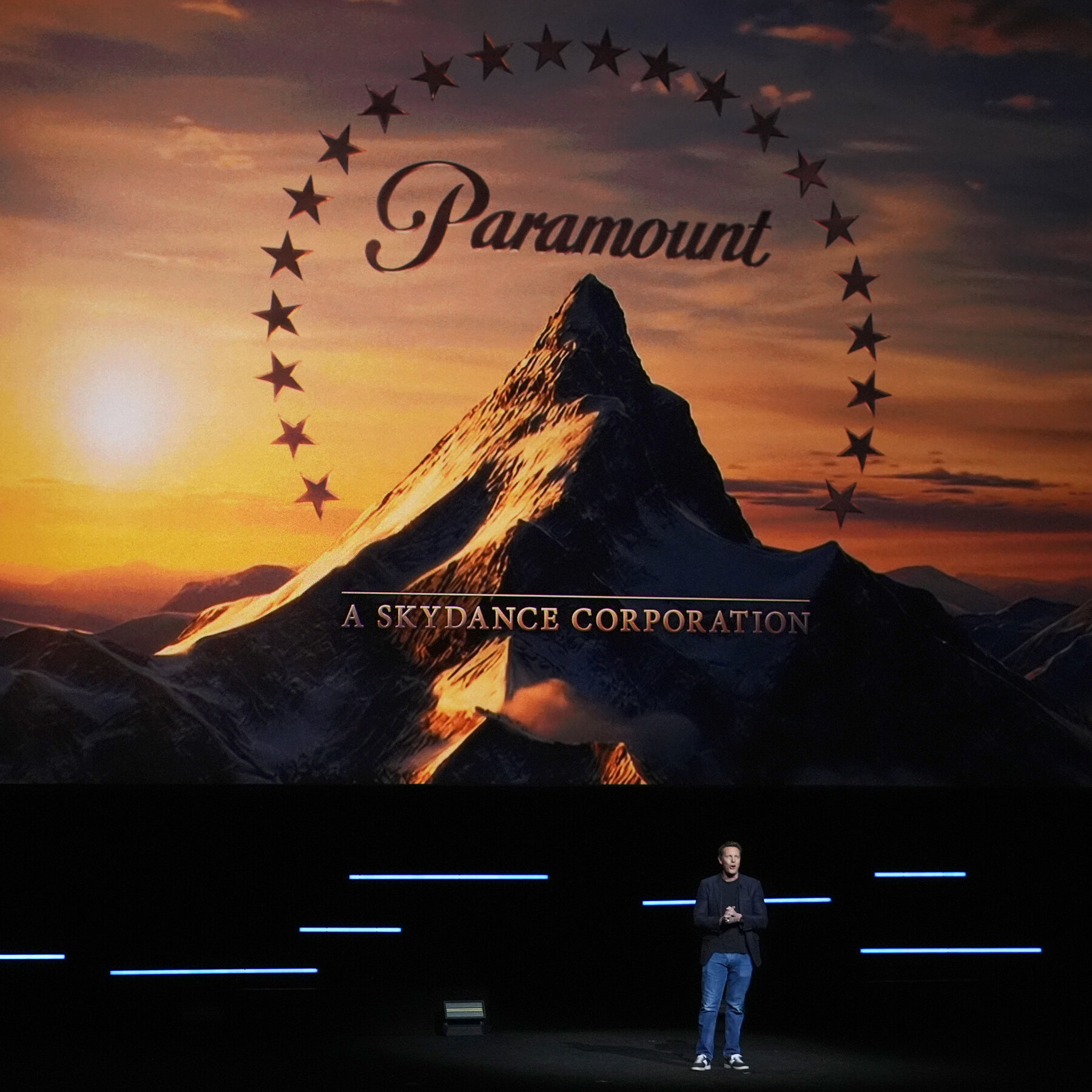 You are currently viewing Ellison Pledges at Least 30 Paramount-Warner Movies a Year