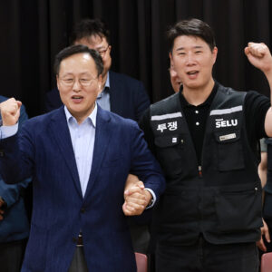Read more about the article Samsung Unions Approve A.I. Profit-Sharing Deal as Infighting Escalates