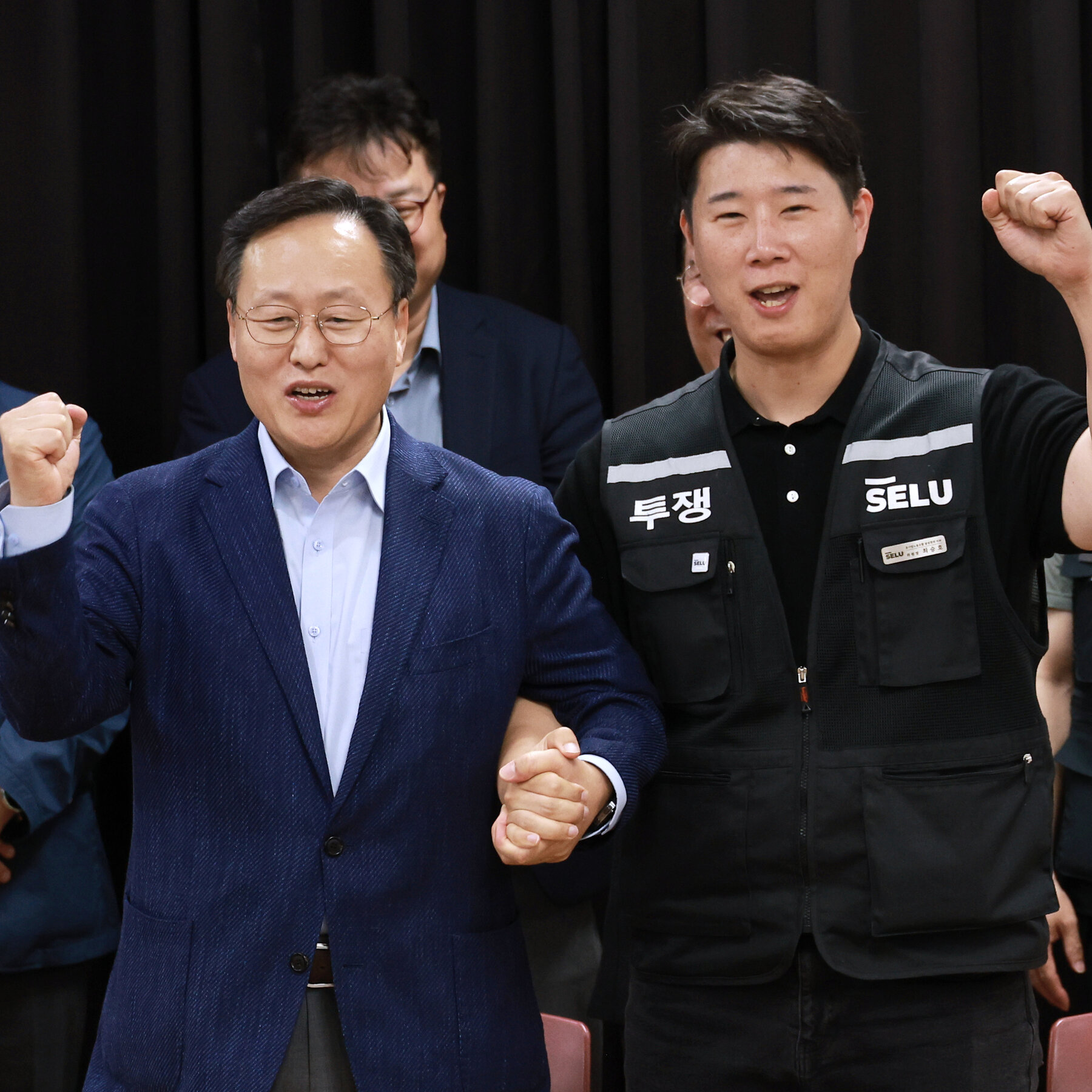 Read more about the article Samsung Unions Approve A.I. Profit-Sharing Deal as Infighting Escalates