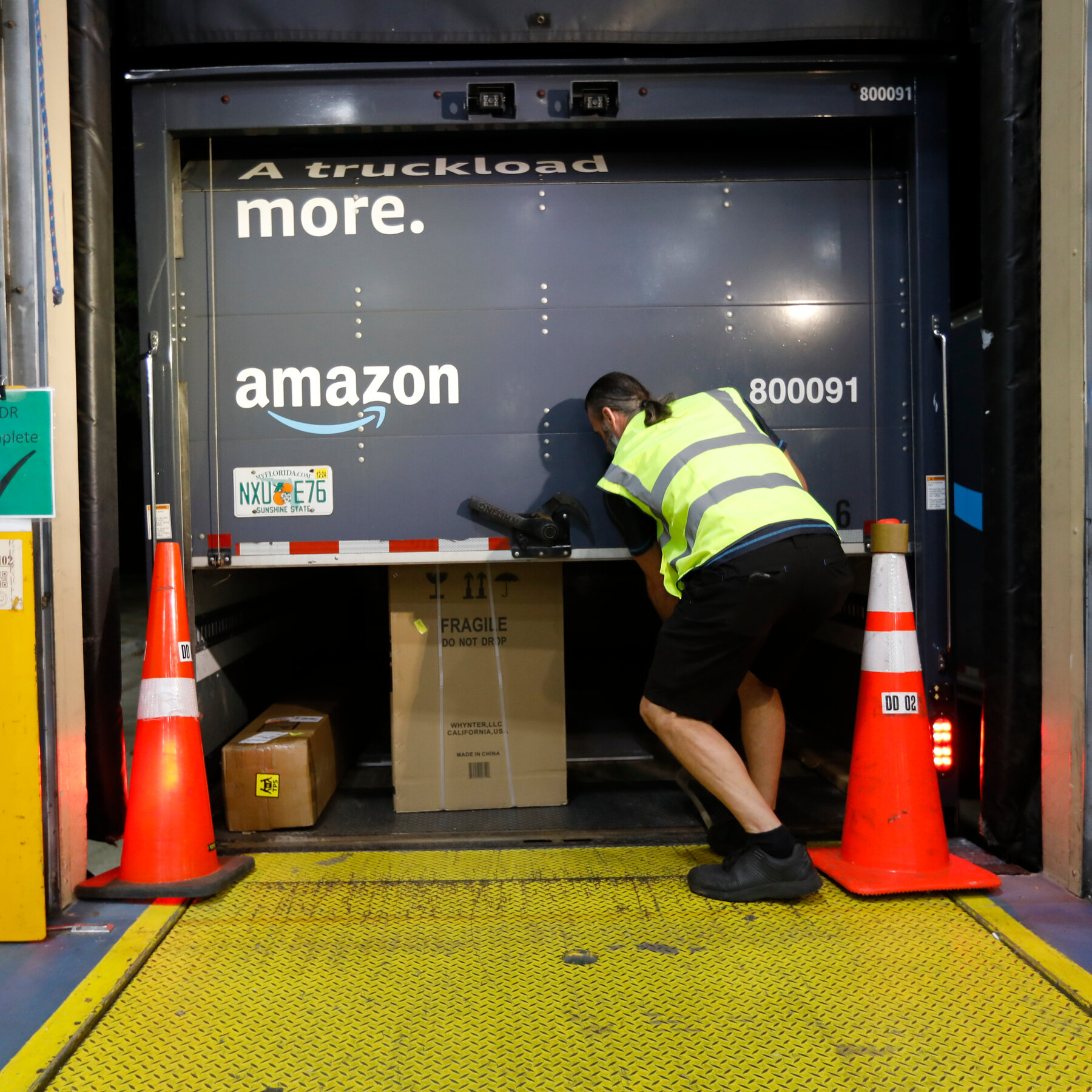 You are currently viewing Amazon Expands Logistics Arm to Outside Companies