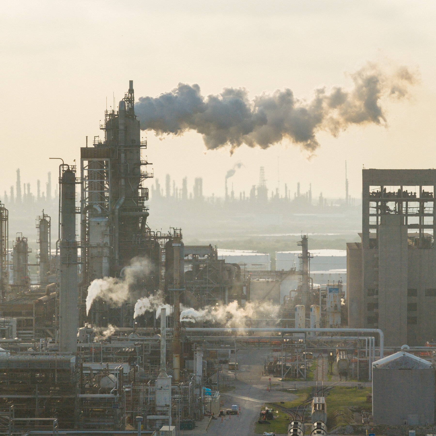 You are currently viewing Oil Falls and Stocks Gain as Trump Changes Course in Strait of Hormuz