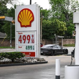 Read more about the article Shell Reports Nearly $7 Billion Profit After Oil Prices Surged Amid U.S.-Iran War