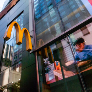 Read more about the article Fast-Food Sales Rise Despite Higher Gas Prices