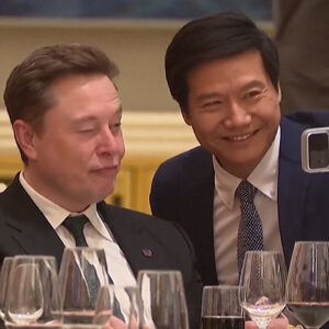 Read more about the article Elon Musk’s Awkward Selfie Moment With a Chinese Billionaire in Beijing