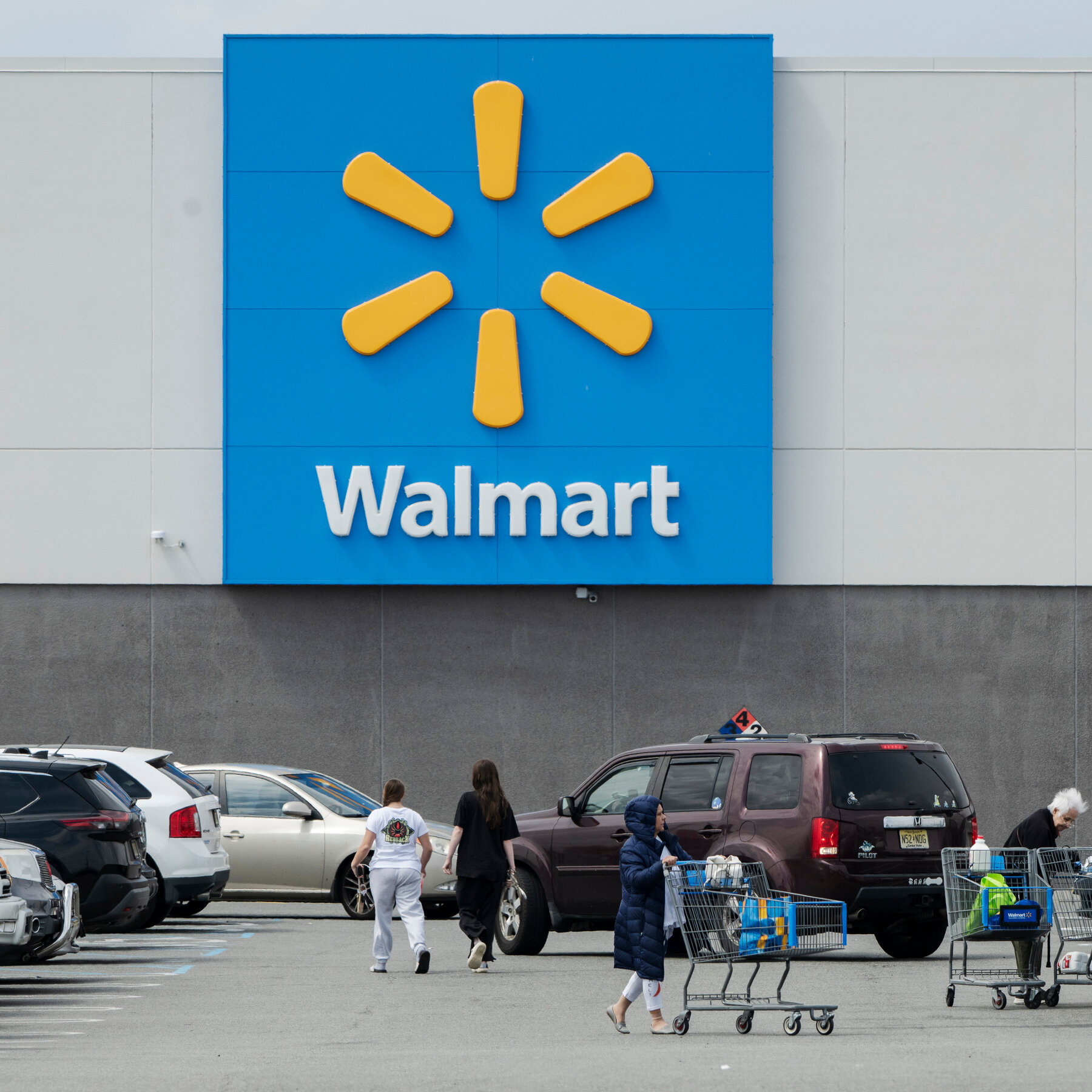 You are currently viewing Walmart, Target and TJ Maxx Attract Shoppers Squeezed by Energy Prices