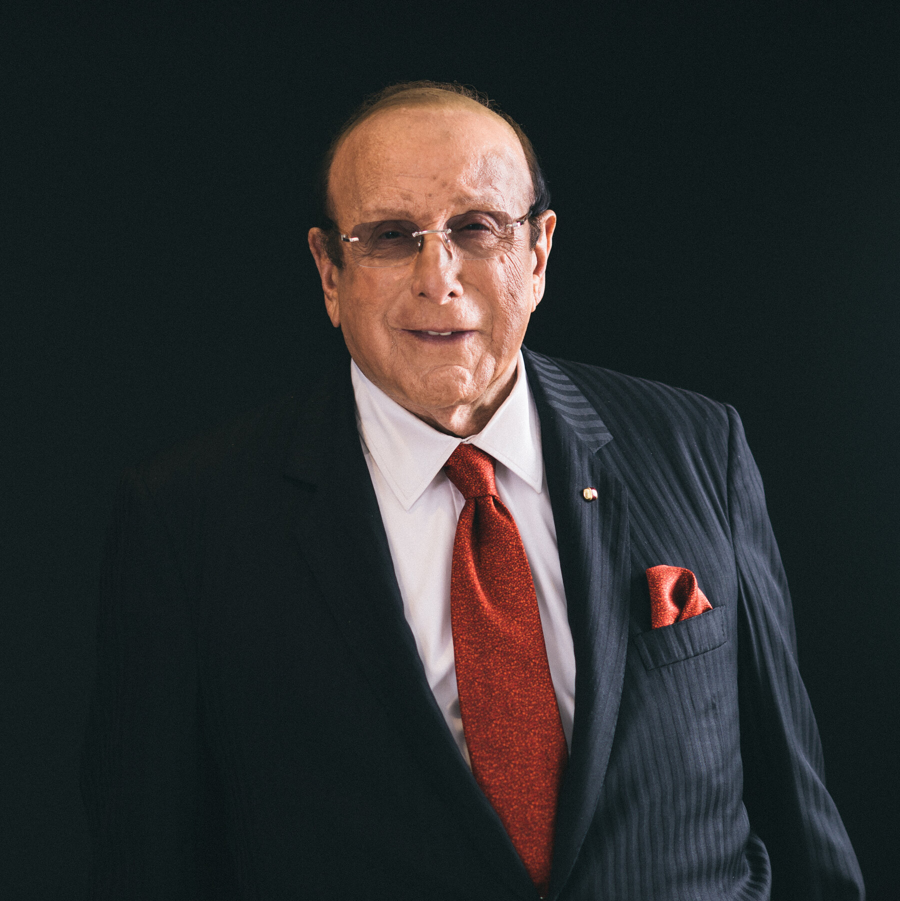 You are currently viewing Clive Davis, Music Industry Titan Who Signed Whitney Houston, Dies at 94