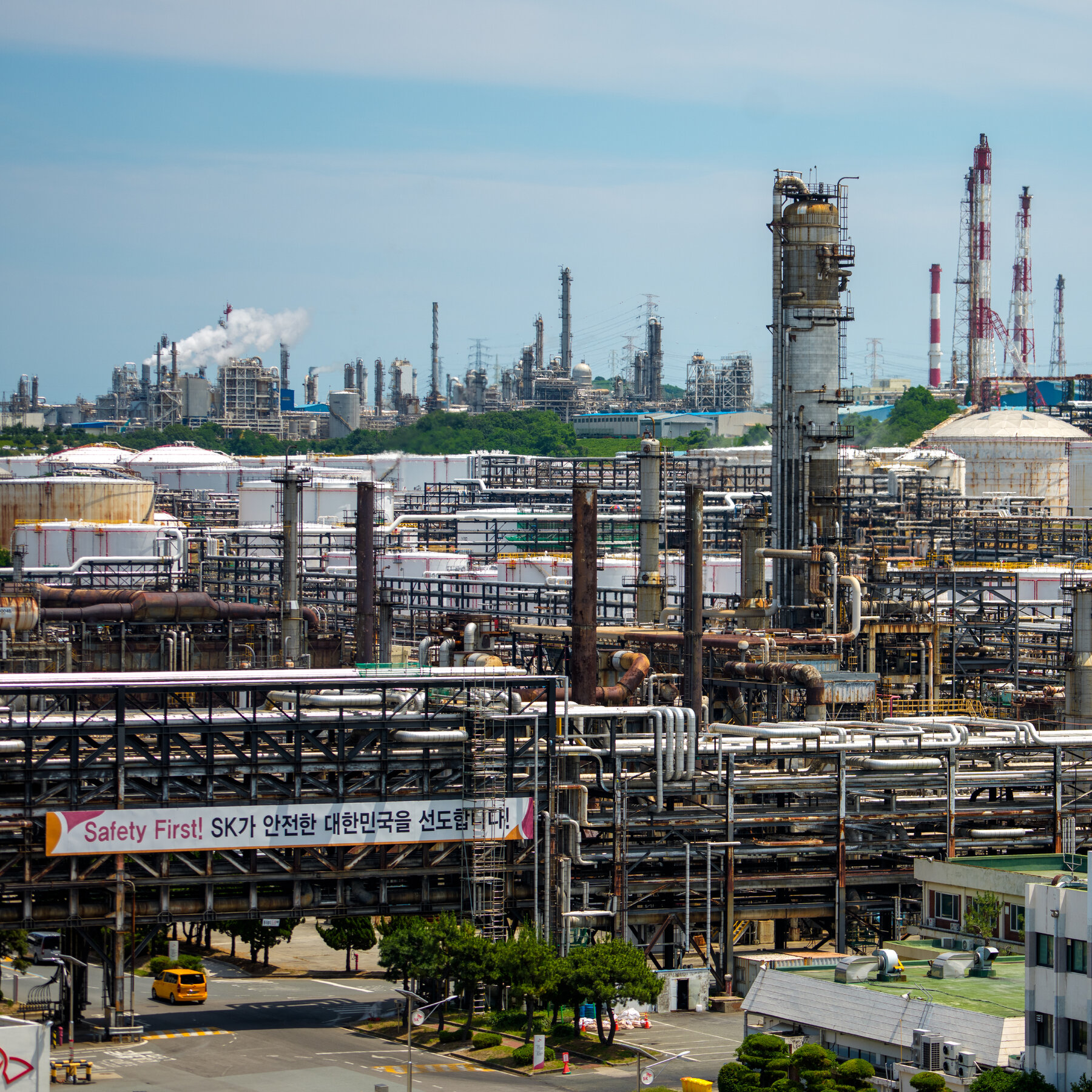 You are currently viewing How a Jet Fuel Refinery Is Scrambling After the Iran War Oil Shock