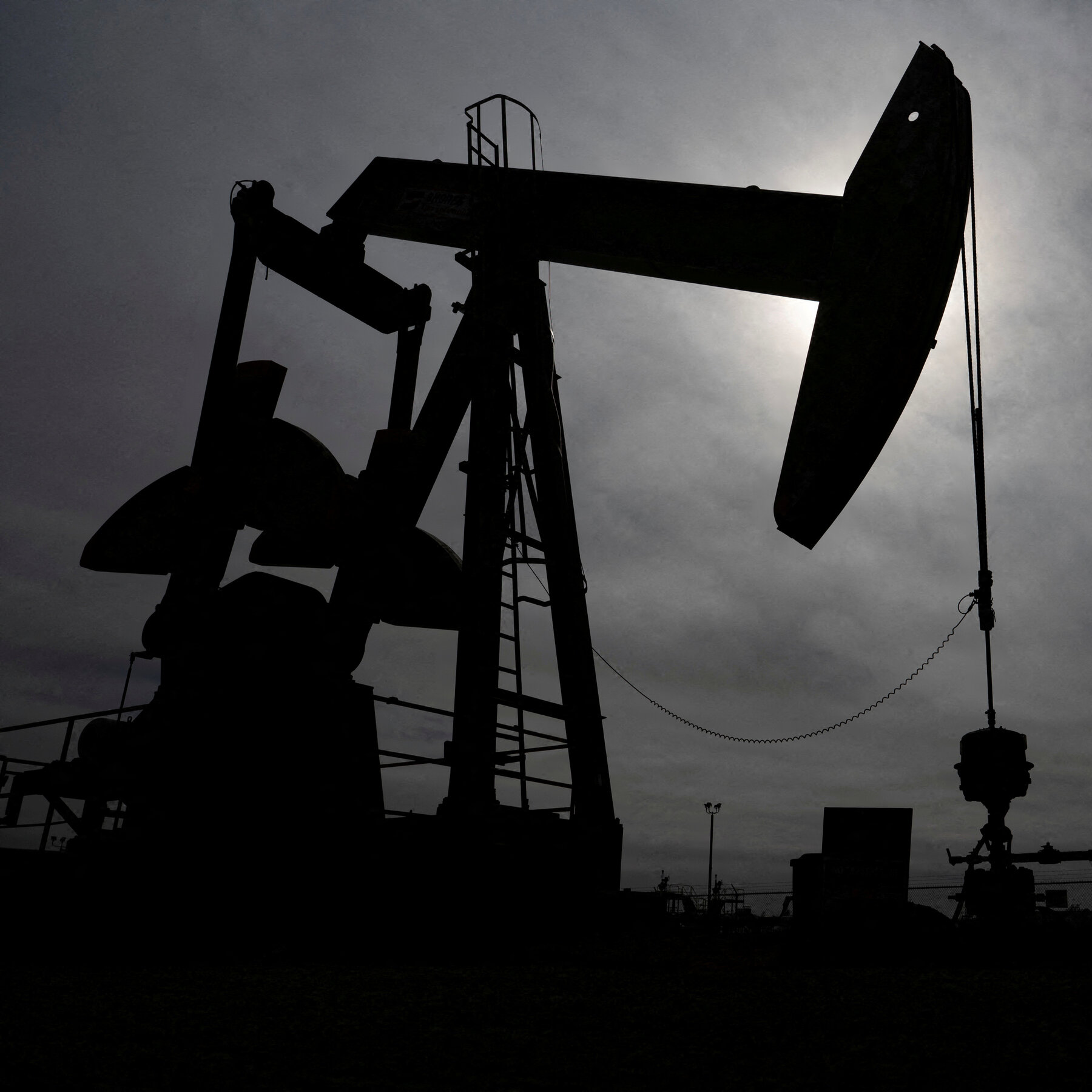 You are currently viewing Oil Prices Rise as Iran and U.S. Exchange Strikes