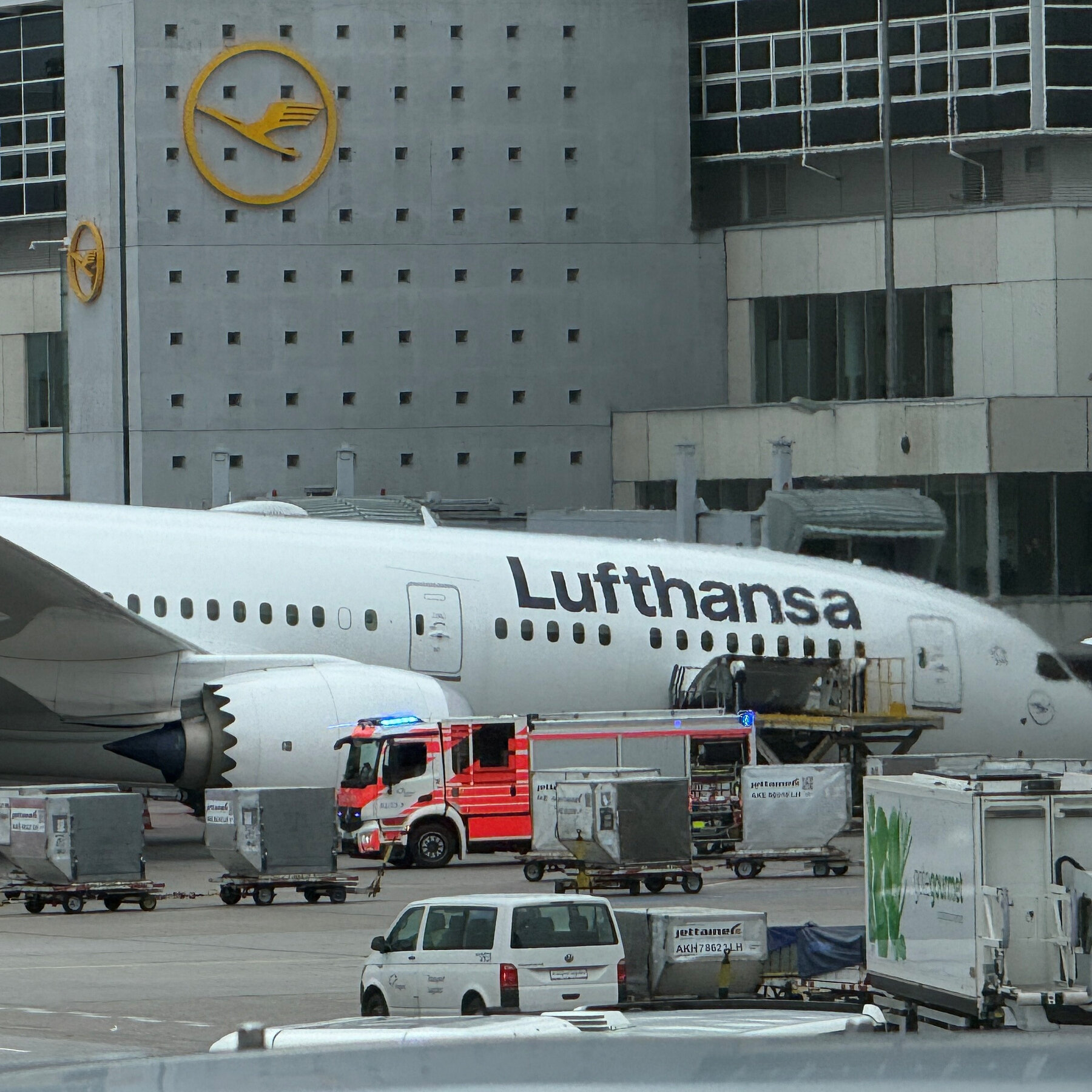 Read more about the article Nose Gear on Boeing 787-9 Dreamliner Collapses, Injuring Several Workers