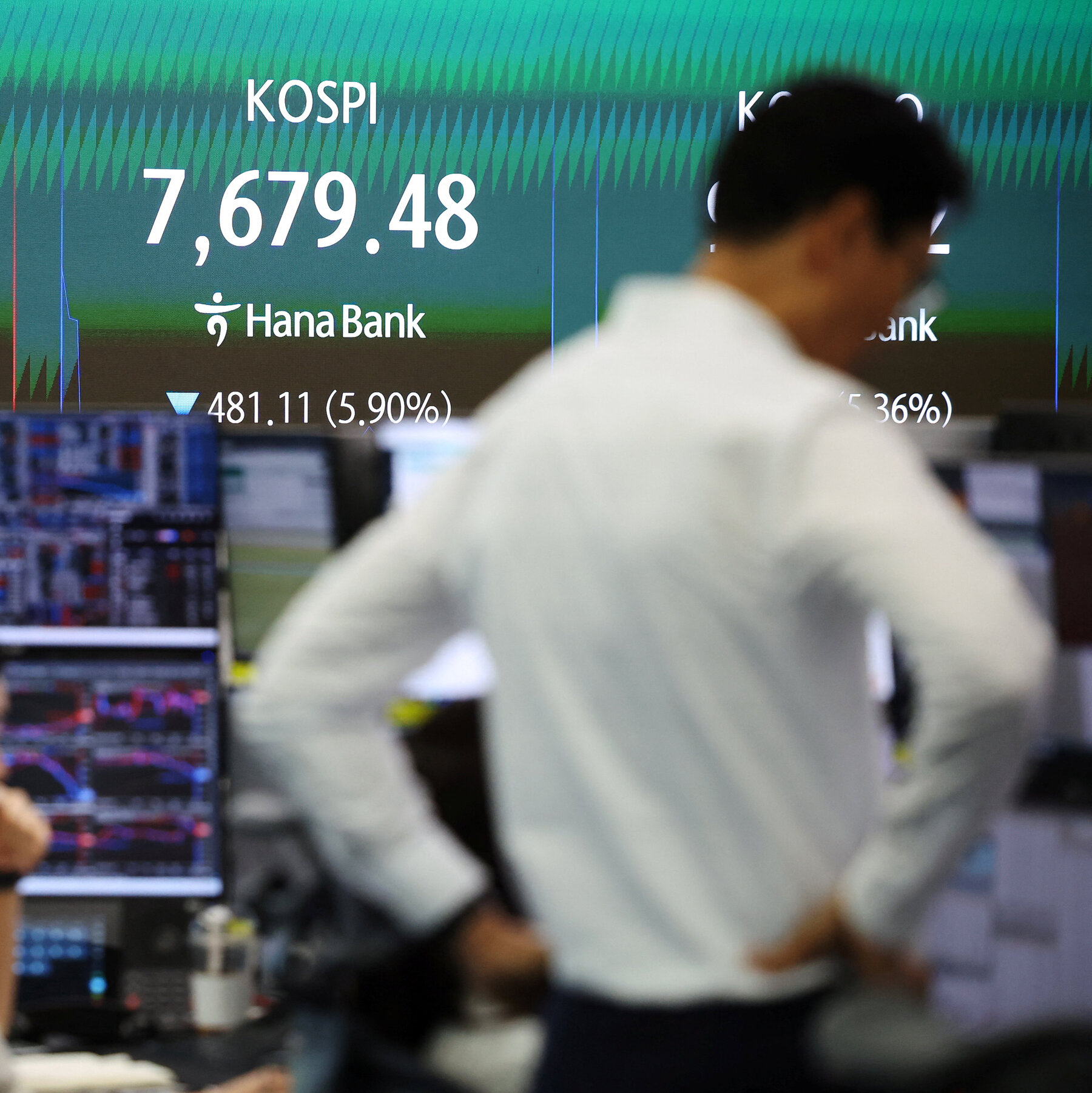 Read more about the article Oil Surges, Asian Stocks Sink After Iran Strikes Israel