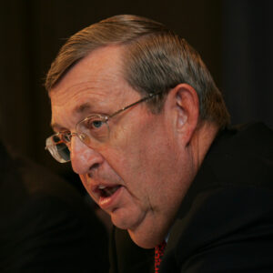 Read more about the article Lee Raymond, Who Created Global Oil Behemoth Exxon Mobil, Dies at 87