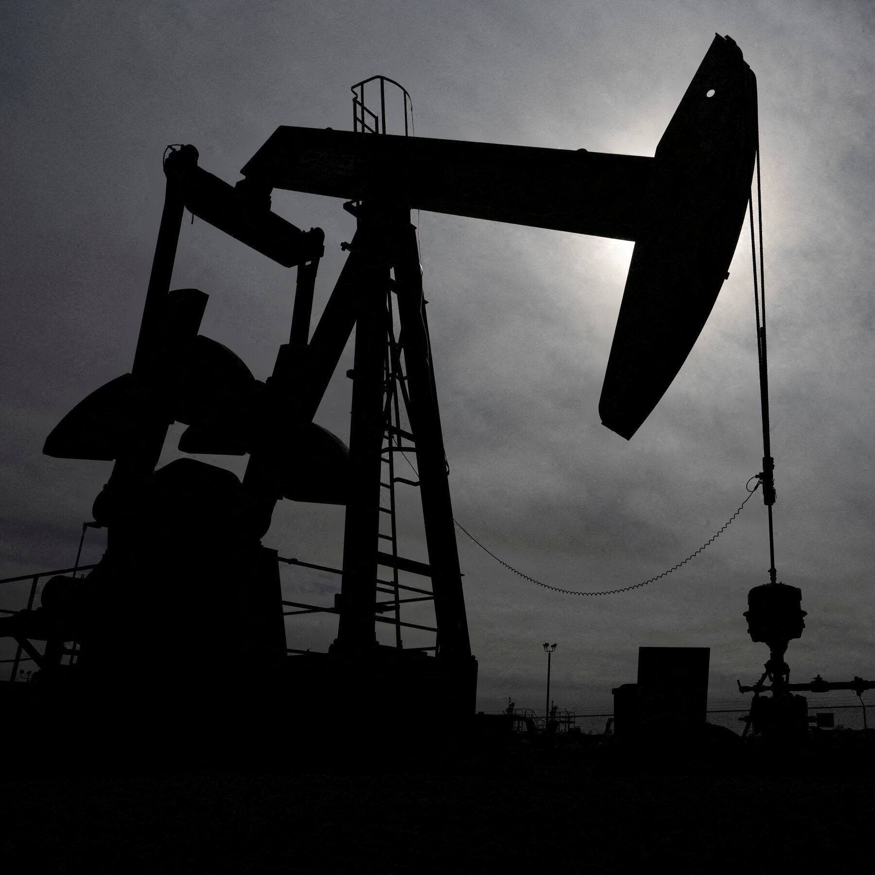 You are currently viewing Oil Falls, Stocks Rise as Trump Signals Iran Peace Deal Takes Shape