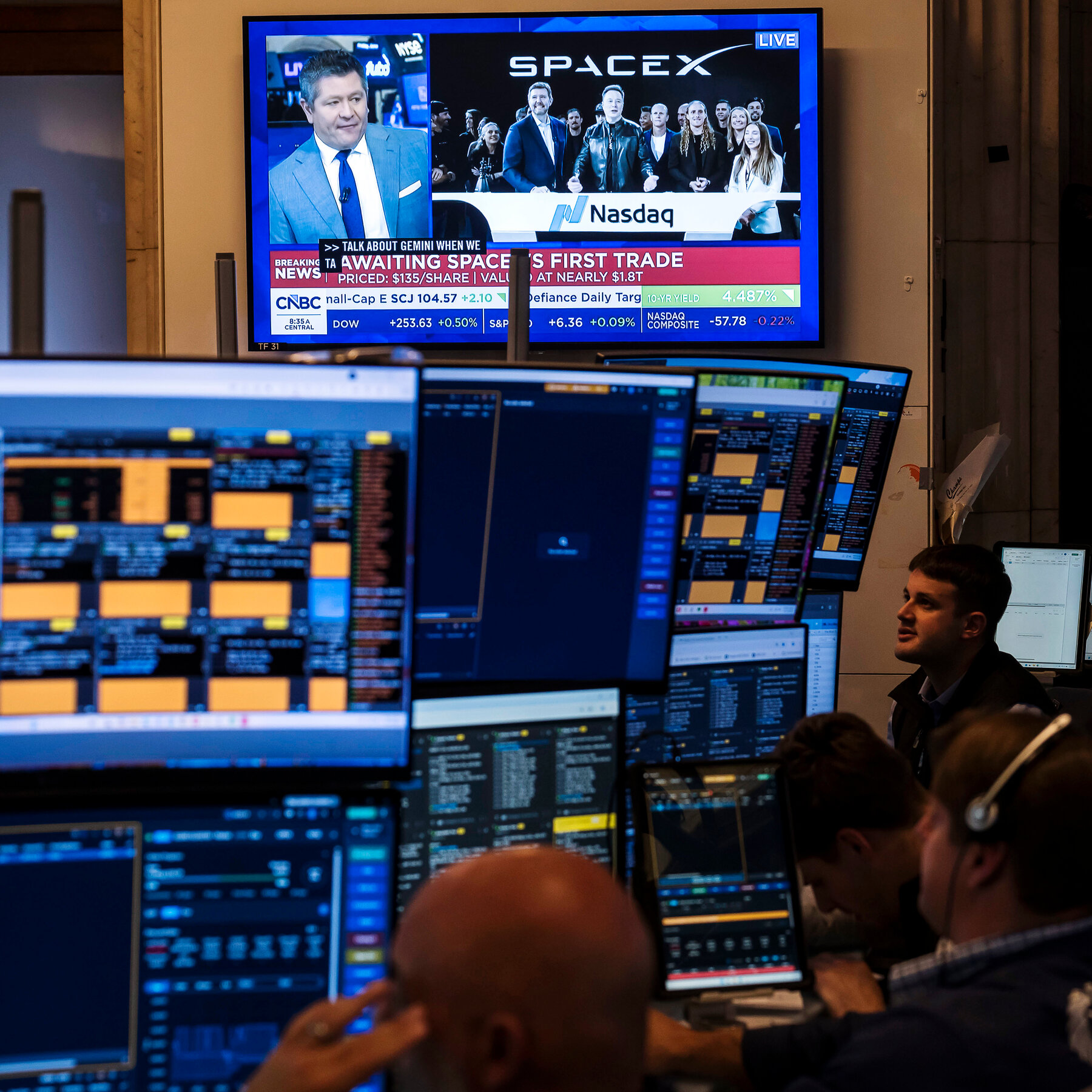 You are currently viewing SpaceX Stock Rises 11% in Largest IPO Ever
