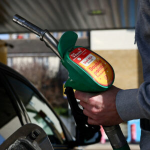 Read more about the article Oil Prices Fall as U.S.-Iran Deal to Reopen Hormuz Takes Effect