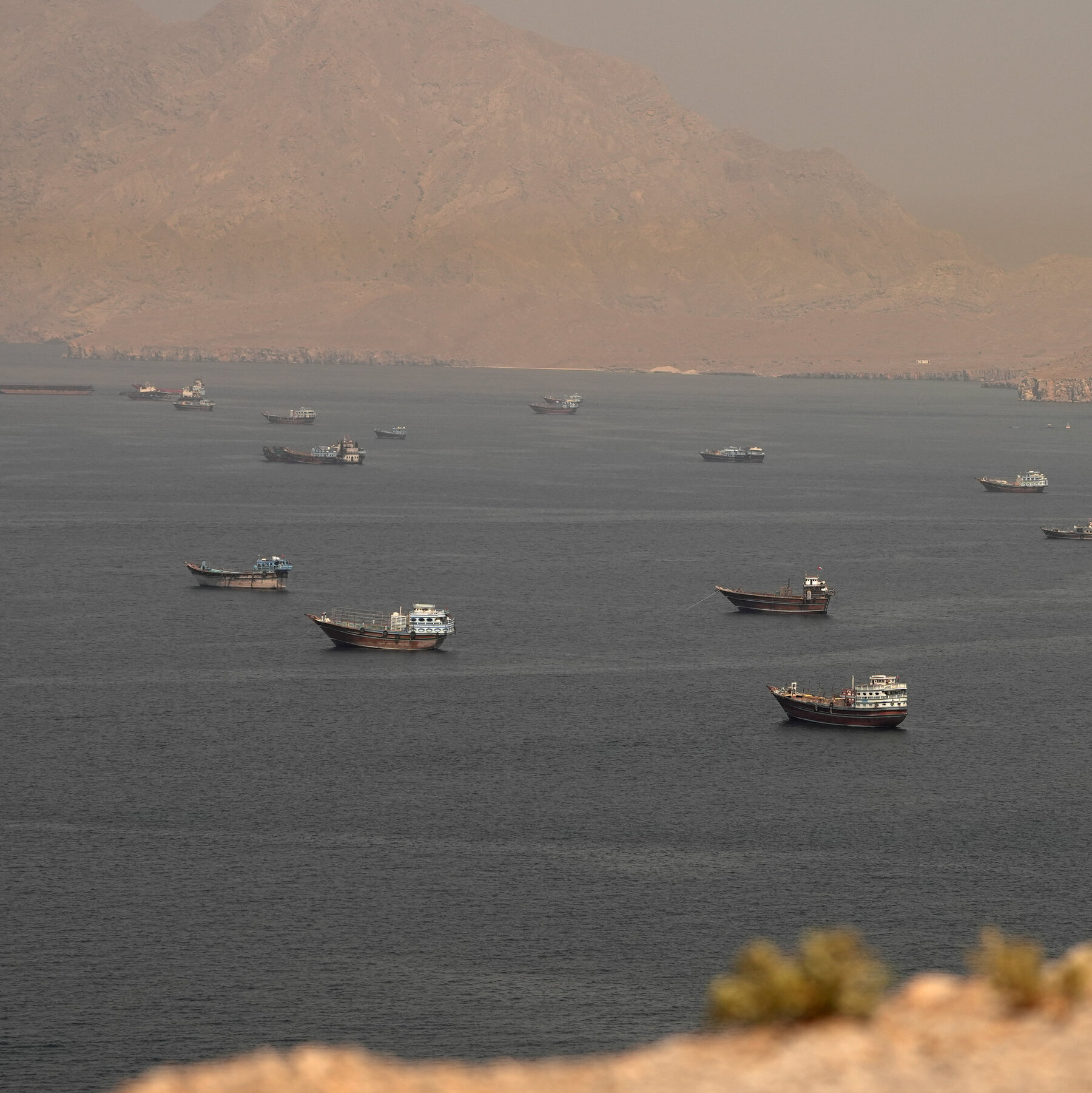 You are currently viewing After Deal to Reopen Strait of Hormuz, Ships Begin to Move Cautiously