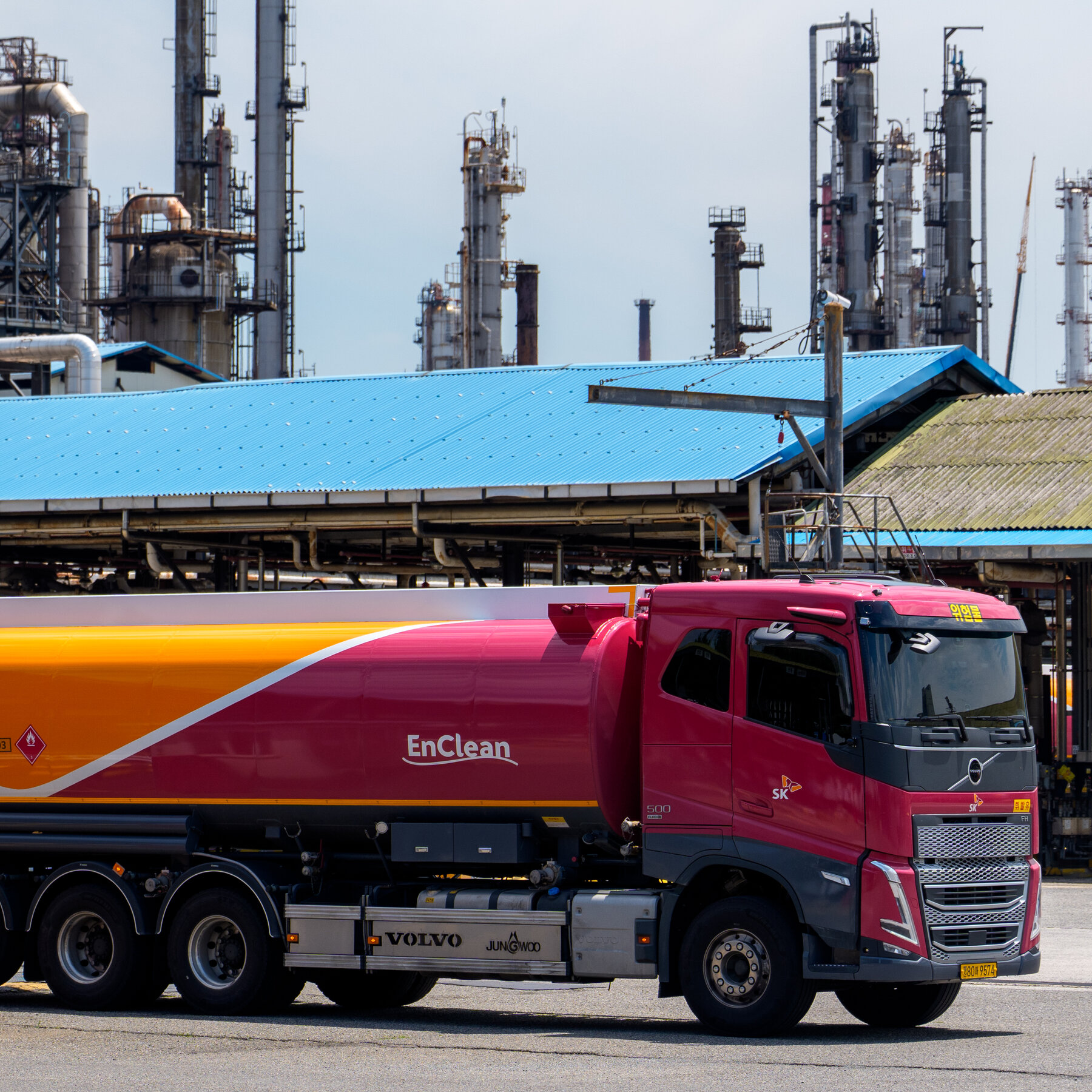 You are currently viewing Oil Prices Tick Higher as Iran and U.S. Prepare for Talks