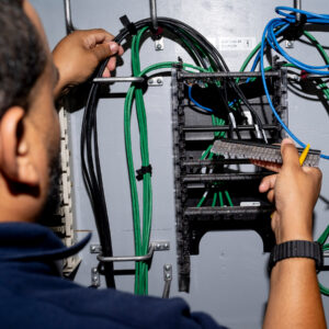 Read more about the article A.I. Companies Are Recruiting Electricians and Carpenters by the Thousands