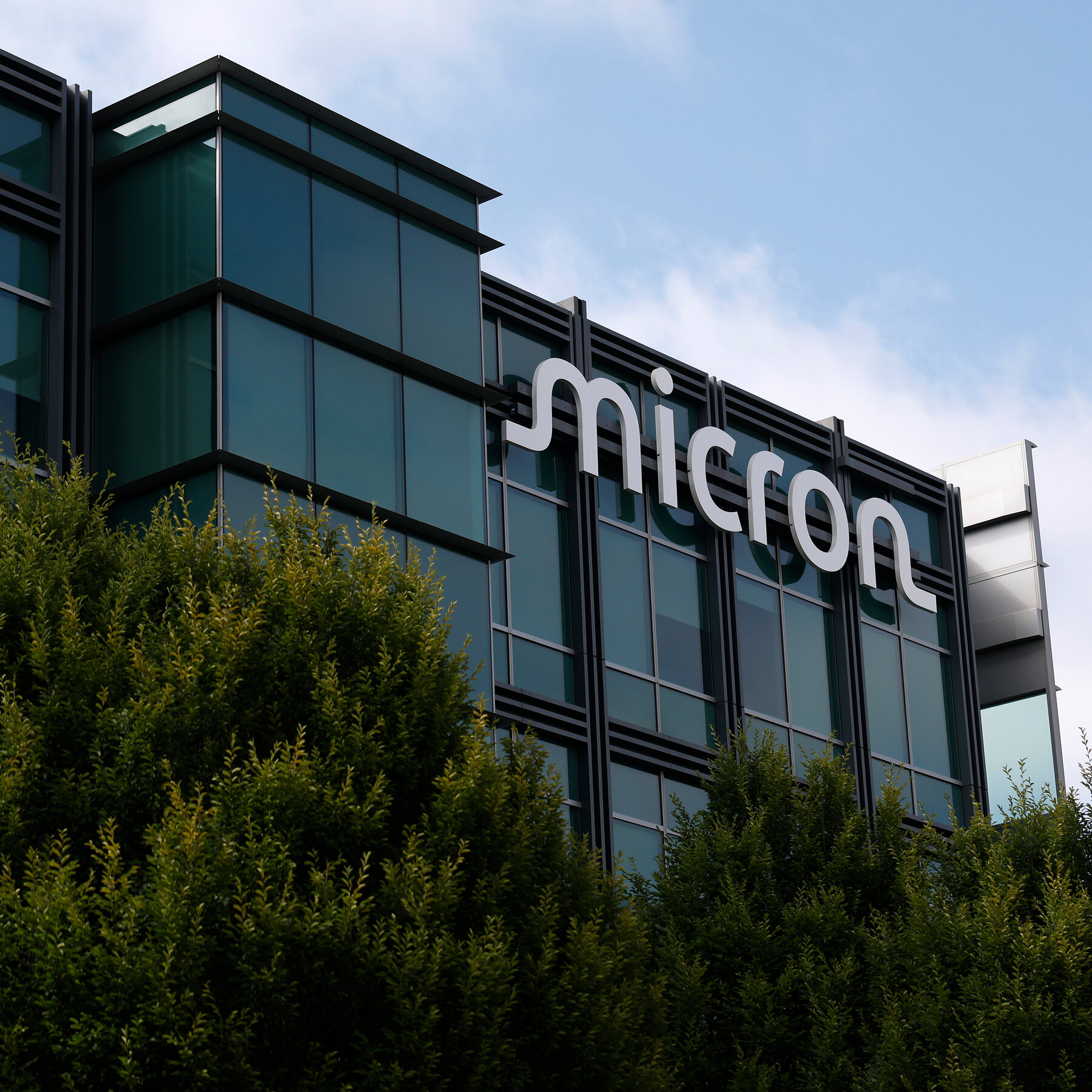 You are currently viewing Micron to Donate $250 Million to Trump Accounts, Trump Says